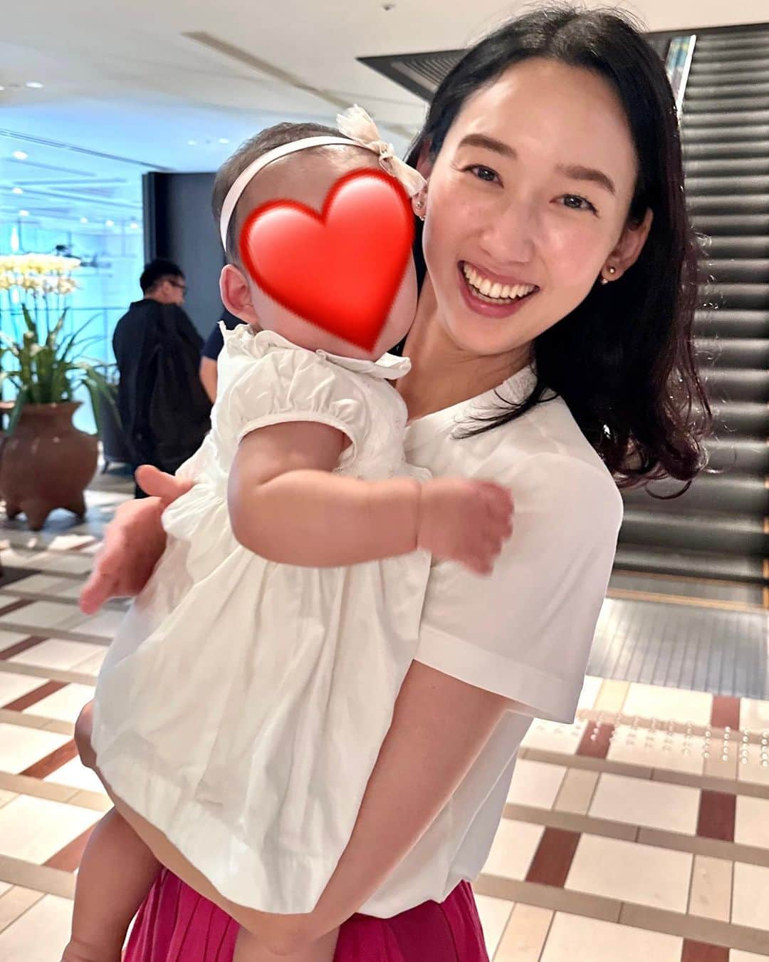 松原汐織さんのインスタグラム写真 - (松原汐織Instagram)「Happy half-birthday to our little princess.  I can’t believe when she was born over 6 months. Time goes by so fast. Thanks for coming into our life. She’s our everything 🫶🏻  先日、娘のハーフバースデーを祝いました㊗️ 家族が集まって、節目の日を祝うことができました♡ (ロンドンにいる夫はTV電話での参加で寂しいですが🥲)  束の間の帰国時間🇯🇵 たくさん家族が集まって、たくさん愛情を注いでもらって、娘も私も幸せな日々を過ごしています🥰  #baby #babygirl #6monthsold #happyhalfbirthday #mumofagirl #lovemyfam  #beautytips #drunkelephant  #出産 #海外出産 #女の子ママ  #海外子育て #イギリス子育て #ロンドン子育て  #一時帰国 #ハーフバースデー」8月26日 18時48分 - shiori_ma_