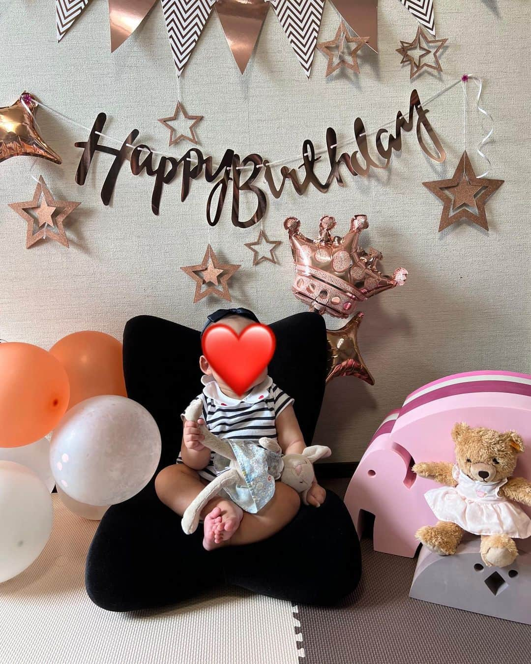 松原汐織さんのインスタグラム写真 - (松原汐織Instagram)「Happy half-birthday to our little princess.  I can’t believe when she was born over 6 months. Time goes by so fast. Thanks for coming into our life. She’s our everything 🫶🏻  先日、娘のハーフバースデーを祝いました㊗️ 家族が集まって、節目の日を祝うことができました♡ (ロンドンにいる夫はTV電話での参加で寂しいですが🥲)  束の間の帰国時間🇯🇵 たくさん家族が集まって、たくさん愛情を注いでもらって、娘も私も幸せな日々を過ごしています🥰  #baby #babygirl #6monthsold #happyhalfbirthday #mumofagirl #lovemyfam  #beautytips #drunkelephant  #出産 #海外出産 #女の子ママ  #海外子育て #イギリス子育て #ロンドン子育て  #一時帰国 #ハーフバースデー」8月26日 18時48分 - shiori_ma_