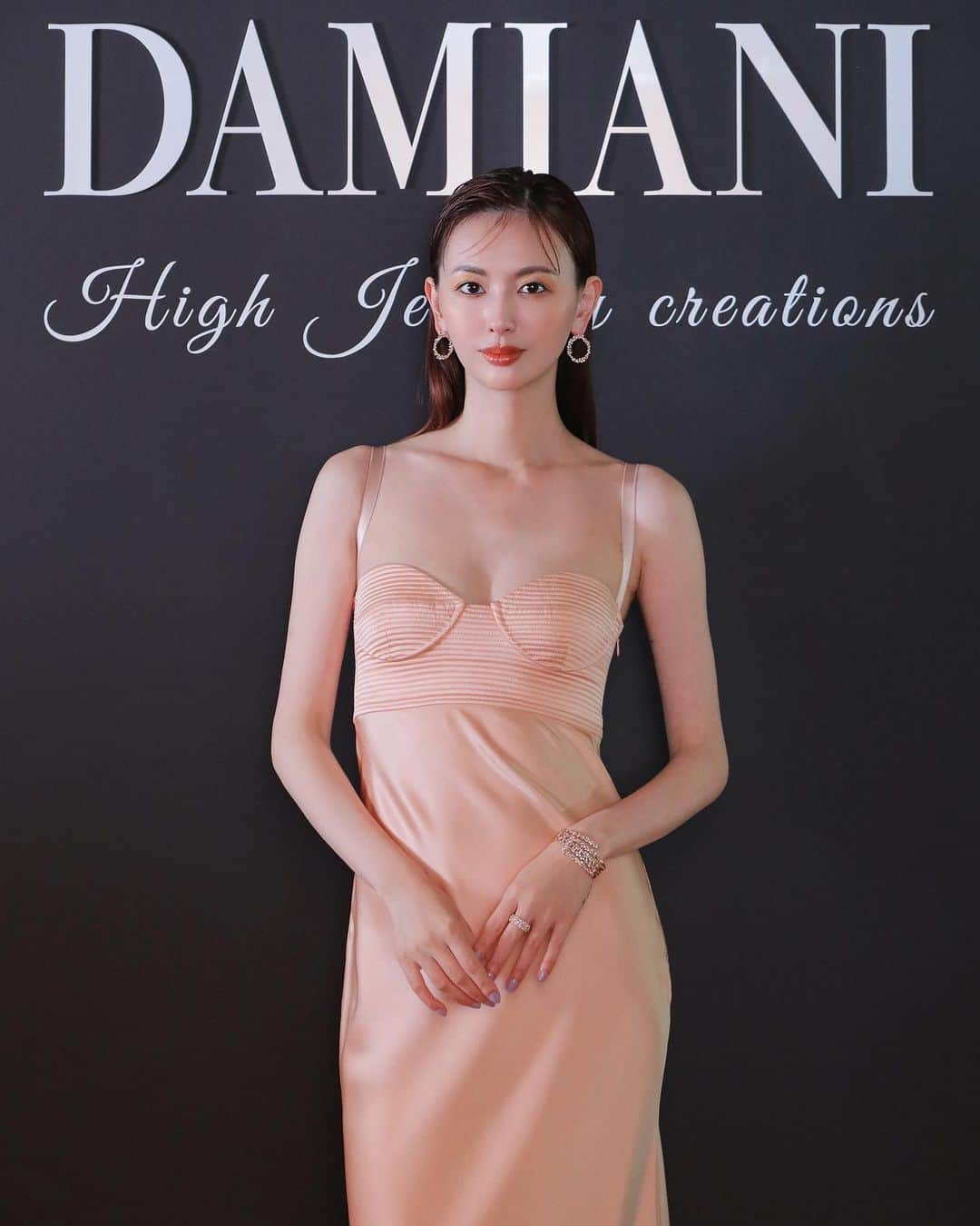 鈴木えみさんのインスタグラム写真 - (鈴木えみInstagram)「@damianiofficial 「Damiani High Jewelry Creations」 1924年創業のイタリアの老舗ジュエラー、ダミアーニ。創立以来の伝統を守り続けながら、丁寧なハンドメイドによってハイジュエリーがひとつひとつ創り出されています。 着用させていただいたミモザ コレクションもとても繊細で立体的で、じっくり見てしまう美しさ...✨ 最後の1枚はダミアーニグループの副社長、シルヴィア・ダミアーニさんと。 ㅤㅤㅤ #Damiani #ダミアーニ #DamianiMasterpiece」8月26日 18時51分 - emisuzuki_official