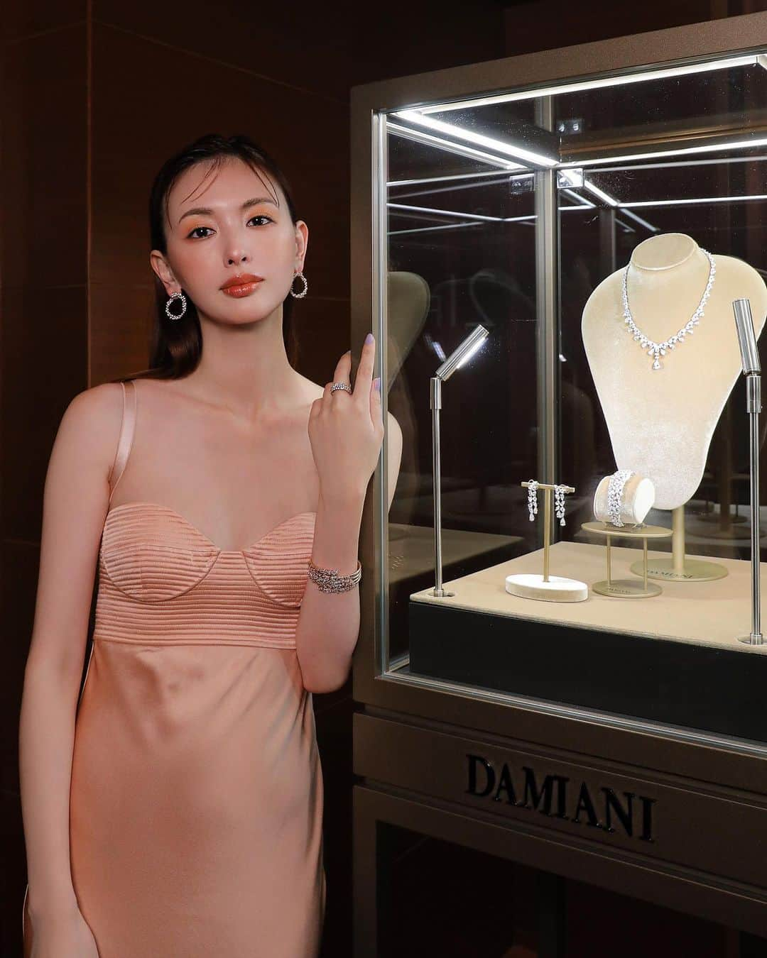 鈴木えみさんのインスタグラム写真 - (鈴木えみInstagram)「@damianiofficial 「Damiani High Jewelry Creations」 1924年創業のイタリアの老舗ジュエラー、ダミアーニ。創立以来の伝統を守り続けながら、丁寧なハンドメイドによってハイジュエリーがひとつひとつ創り出されています。 着用させていただいたミモザ コレクションもとても繊細で立体的で、じっくり見てしまう美しさ...✨ 最後の1枚はダミアーニグループの副社長、シルヴィア・ダミアーニさんと。 ㅤㅤㅤ #Damiani #ダミアーニ #DamianiMasterpiece」8月26日 18時51分 - emisuzuki_official