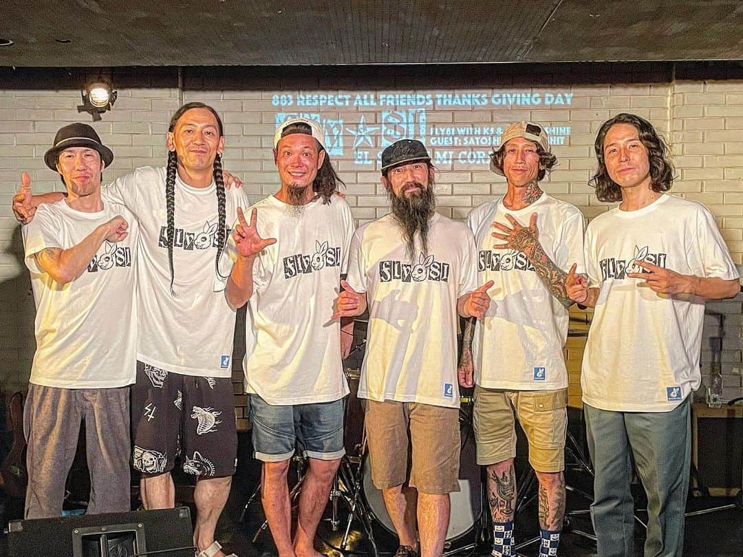 のインスタグラム：「230818 883&FLY☆81  Thanks Giving Day‼︎ -EL SOL EN MI CORAZON- @Thumbs Up Yokohama🌟  ホントに奇跡みたいな夜だったなー。  883 @lapaz81 の悪性脳腫瘍からの復活を経た事も、  そこから、ずっと前から背中を見てた先輩達が結成し、THC‼︎時代にも対バンを闘ってきたFLY☆81の再集結が決まった事も、  山嵐メンバーになった今、この日にDJとして混ざらせてもらった事も、  そしてこの夜のThumbs Upに集まった全員の気持ちも、  全てが時を経た奇跡の連鎖のようで、こんなにも愛に包まれたようなライブは久しぶりに感じたし、またそれが今の自分にとっても大きな意味を持つと思っています。  FLY☆81 with K5のライブ最高だった‼︎  久々な感じのセレクトできたのも楽しかったし😆🎶 ここに立てた事に感謝🙏✨  Thanxxx‼︎‼︎❤️‍🔥❤️‍🔥❤️‍🔥  📸No.4 by @refmasato 🙌  #fly81 #yamaarashi #shonan #mixture #band  #bandlife #jp」