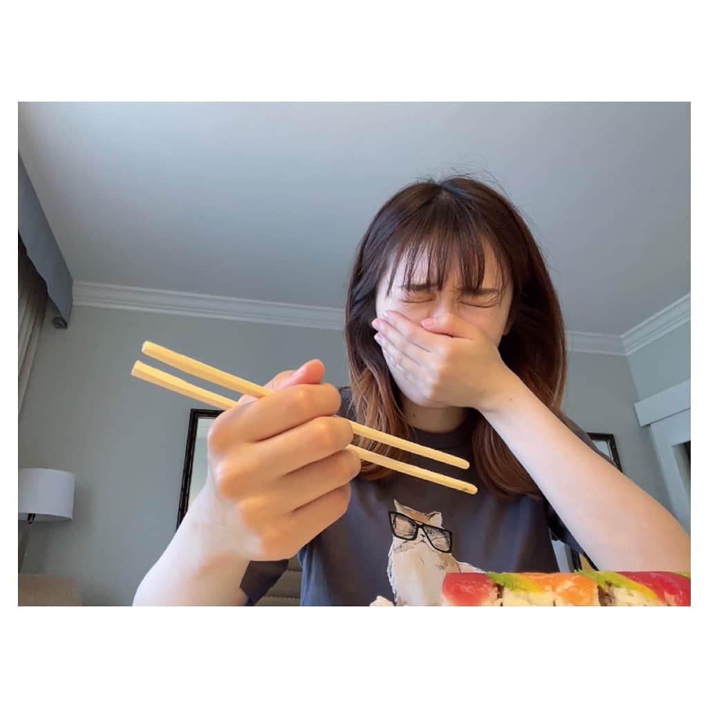 大後寿々花さんのインスタグラム写真 - (大後寿々花Instagram)「約1年前。お寿司を食べている私ですが、何が起きてるでしょうか？😇 ちなみにお皿にはお寿司とガリとワサビがのっていました👏正解出ない自信あります🤭 #いらない自信 #笑 #カリフォルニアロール #おいしいよね」8月26日 18時52分 - suzuka_ohgo