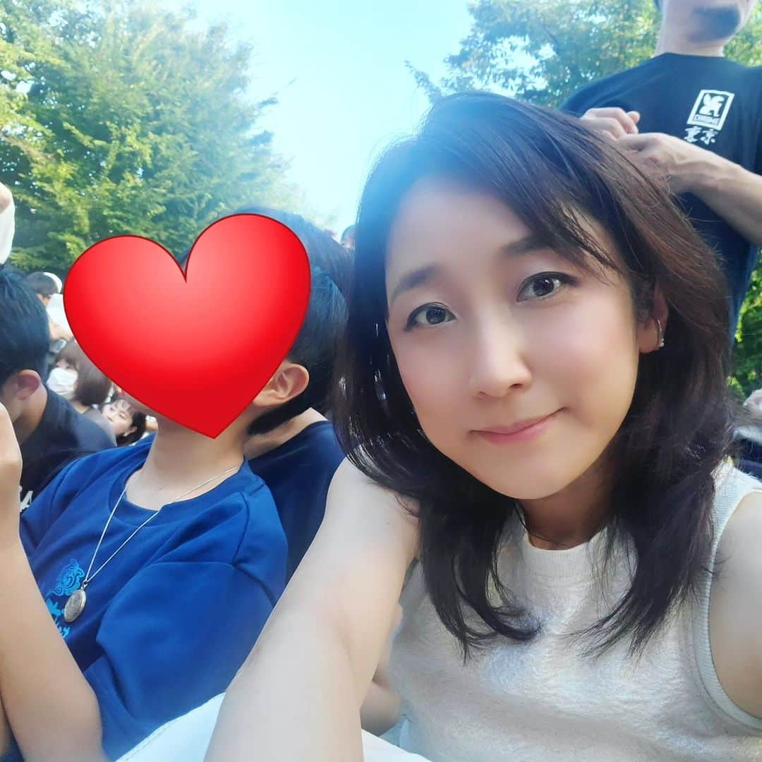 常世晶子さんのインスタグラム写真 - (常世晶子Instagram)「夏祭りで神無月さんを😊🎵  武藤さん、井上陽水さん、槇原敬之さん…  お友達の息子くんが胸毛をもらった😆💦  パーマ大佐の森のくまさんも面白かったー！  #4年ぶりの夏祭り #お笑いステージ #神無月 さん #ぐりんぴーす #パーマ大佐」8月26日 18時57分 - tokoyo_shoko