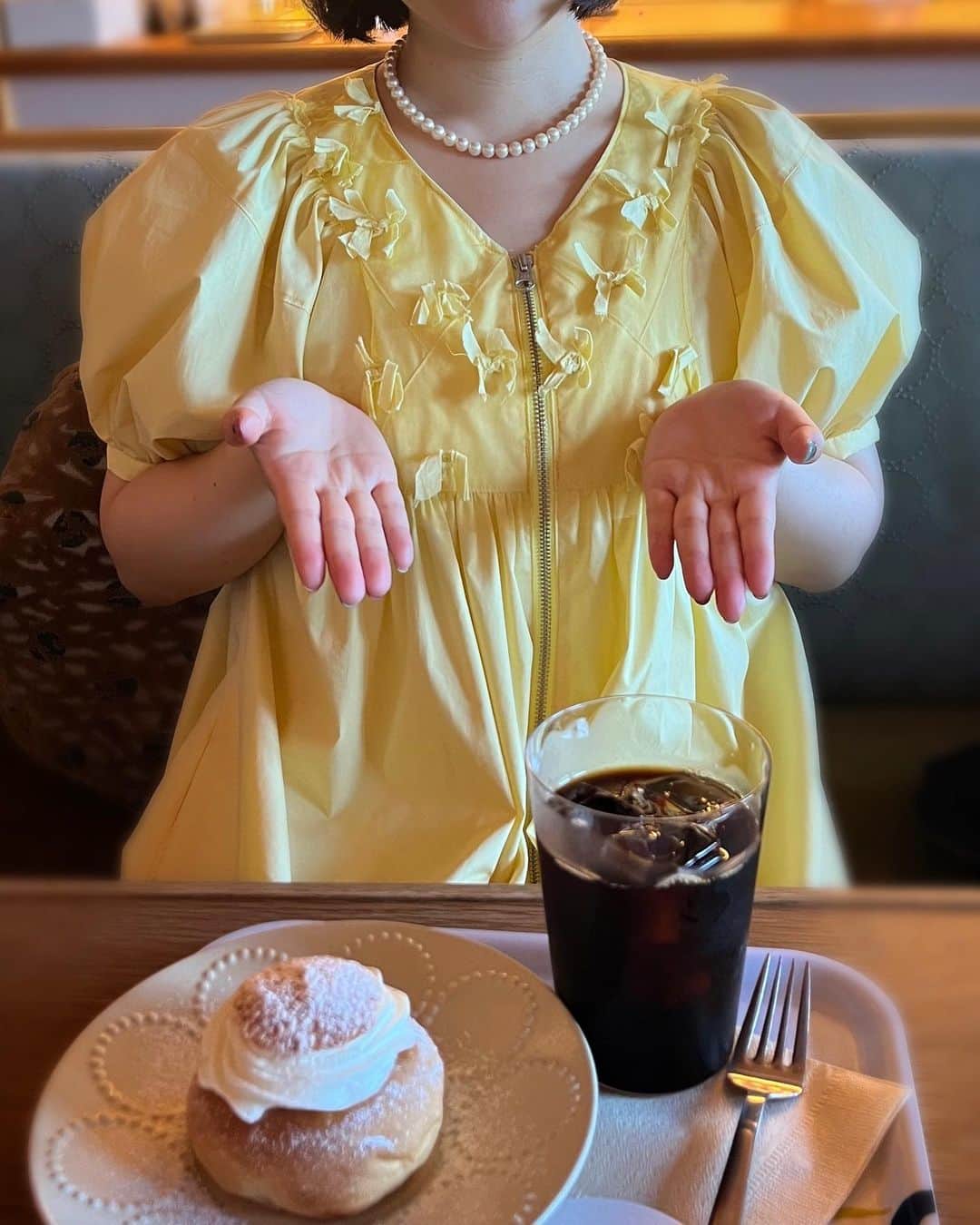 山井祥子のインスタグラム：「やさしい色合いがステキな#naokitomizuka のワンピース。 こちらは、単独ライブについて下さったスタイリストさんから購入したものです。 コント衣装として用意してもらったのに、あまりにもかわいかったので、欲しくなっちゃいました🍊🌻 ちなみに、パールのネックレスはお母さんからもらったものです。  大好物のセムラを食べたよ。  #ワンピース」