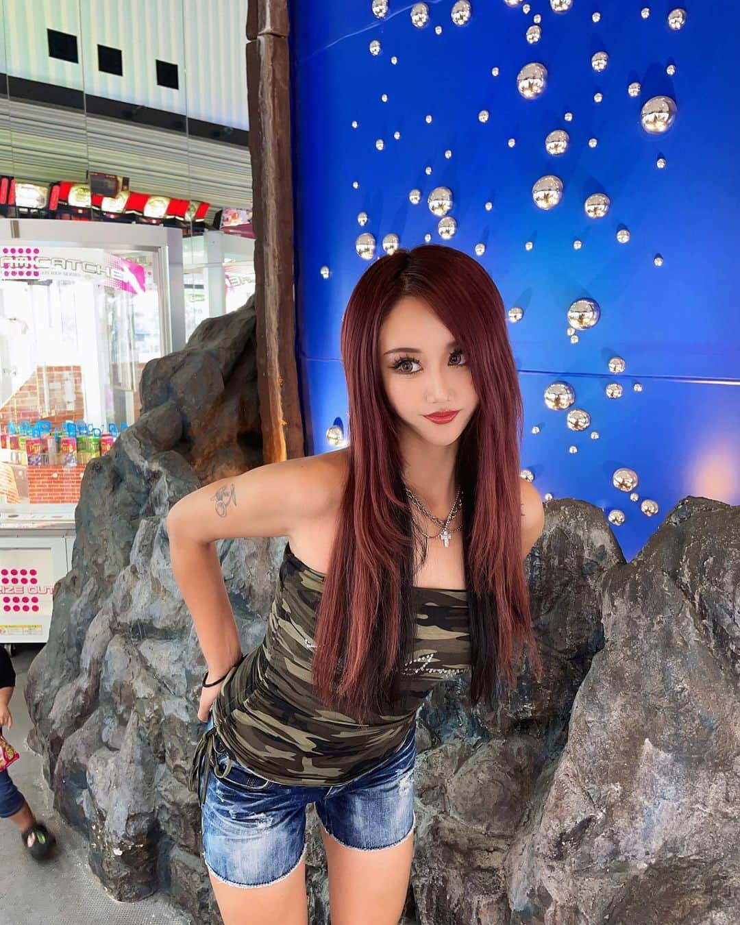 平尾貴代のインスタグラム：「ゲームセンターで子供の大好きなアンパンマン取るのハマり中🤫🖤  #愛知 #名古屋 #東三河  #ゲームセンター  #男の子ママ #ママコーデ」