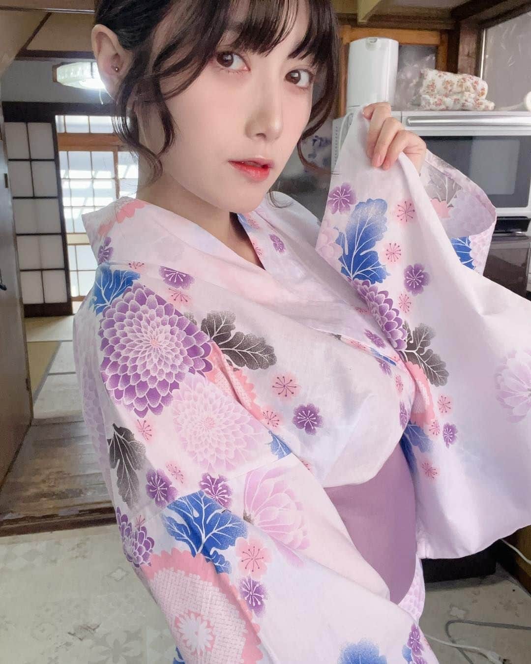 やのかえでのインスタグラム：「浴衣もいいでしょ？ 自分で着付けした！ 、 、 、 #撮影会 #水着 #水着姿 #水着女子 #follow #followme #グラビア #アイドル #japanesegirl #happy #girl #cute #swimsuit #swimwear #gravure #gravureidol #gravuremodel #セクシー #sexy #撮影 #自撮り #自撮り女子 #自撮り女子部 #グラドル #粉我 #色白 #むちむち #浴衣 #浴衣女子 #浴衣コーデ」