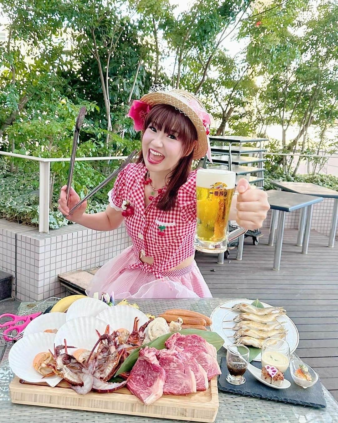 さゆりのインスタグラム：「ゴージャス〜🤩ホテルアゴーラリージェンシー大阪堺さんの『アゴーラBBQテラス』に行かせて頂いたです〜🤗💕  #PR #BBQはこんなに進化してるんですね〜😆 初めての #ホテルBBQ〜🤩🍖 #オープンテラスだけど全天候型屋根付きなのだ〜😘 #ソファーがゆったり寝ちゃえそう〜🤣 #ホテルっぽいのが コース仕立てでオードブル💕スープから始まってメインは炭火でBBQ〜🍖😋 それがもう〜びっくり‼️豪華が過ぎる〜😱 #お肉何この大っきさ〜🤩 #伊勢海老ちゃんに🦞ホタテちゃん💖鮎ちゃん💖鳥さん💖豚さん... #オールスター勢揃い〜🤣 #11月30日までテーマが毎月変わってコースアレンジ🎶 #8月は沖縄〜🌺 めんそーれなお料理がいっぱいおっぱい💖 お写真撮ってくれてたかつみさんにア〜ン💕からの「お前が食べるんかい‼️」の巻〜🤣🤣 #フリードリンクで一番搾り生ビール🍺豊潤＜496＞🍻シルクエール＜白＞🍺その他カクテルなどなど  こちらもいっぱいおっぱい飲み放題ぼよ〜🤣 あ〜💕幸せってこういう事ですね😭 #かつみさゆり #キリンビール #一番搾り　#クラフトビール #スプリングバレー　#豊潤496 #ホテルアゴーラ　#アゴーラBBQテラス #駅近BBQ #手ぶらBBQ #ビールがうまい　#お肉とビール #ホテルディナー　#テラスディナー #よしアド　#PR #お酒は20歳になってから」