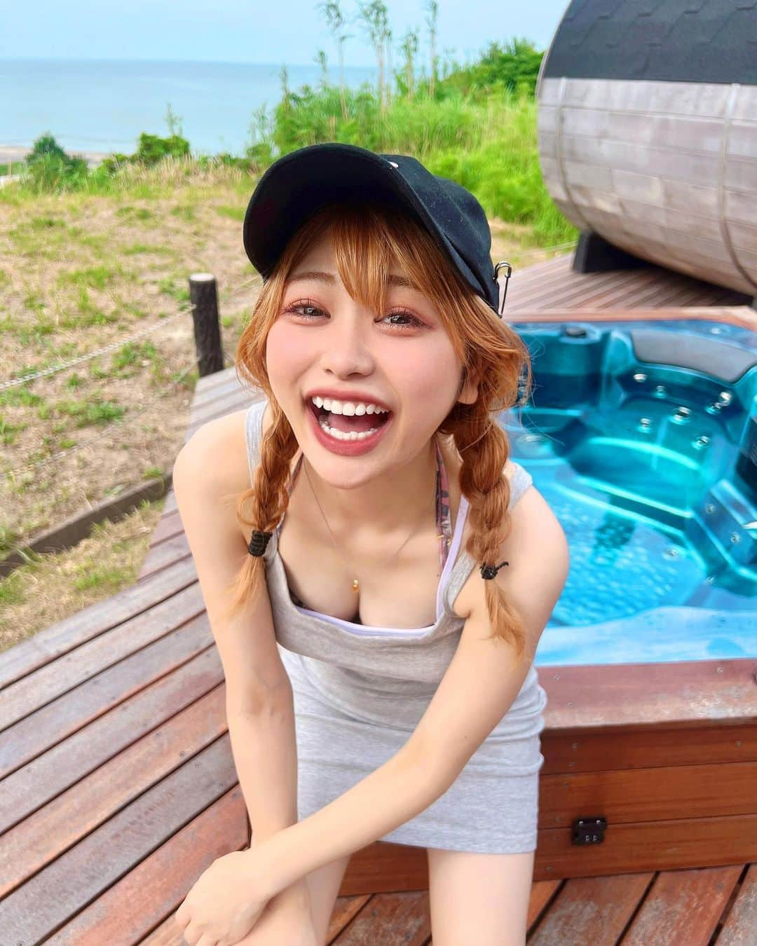 高橋里彩子のインスタグラム：「夏っ！！ ももうすぐ終わり！  あっという間に 29歳もおわるよ🫢ーーー！！  あーー。 ほんとに三十路になってしまう🫣 さよなら20代…  こんにちは30代🤪  私は私らしく、 生きていきます💓  みんなにHappyを与えられるように 心を動かせられる存在でい続けたい☺️  誰かの励みになってたい！  もっともっと頑張って、 たくさんの人に笑顔を届けたいんだ❤️  私は愛されて育ったからその愛を 還元していきたい🤭✨  ギヴァーで居続けられるように頑張るぞ☺︎🌈  みんな、私と出会ってくれてありがとう✨ みんながいるから 私は頑張れる。  ほんとにありがとう！ こんな私だけど これからもよろしくね💘  #誕生日 #三十路 #童顔 #プール #shein購入品 #shein #sheinコーデ #キャップコーデ #ありがとう」