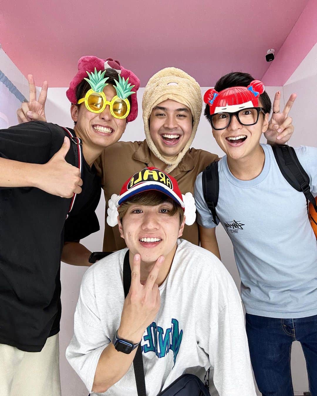 大塚稜馬のインスタグラム：「Random photobox with the boys!!😂😂 Wkakakak seru! Tungguin series Wasedaboys World Trip edisi China-Hongkong-Taiwan yahh!!」