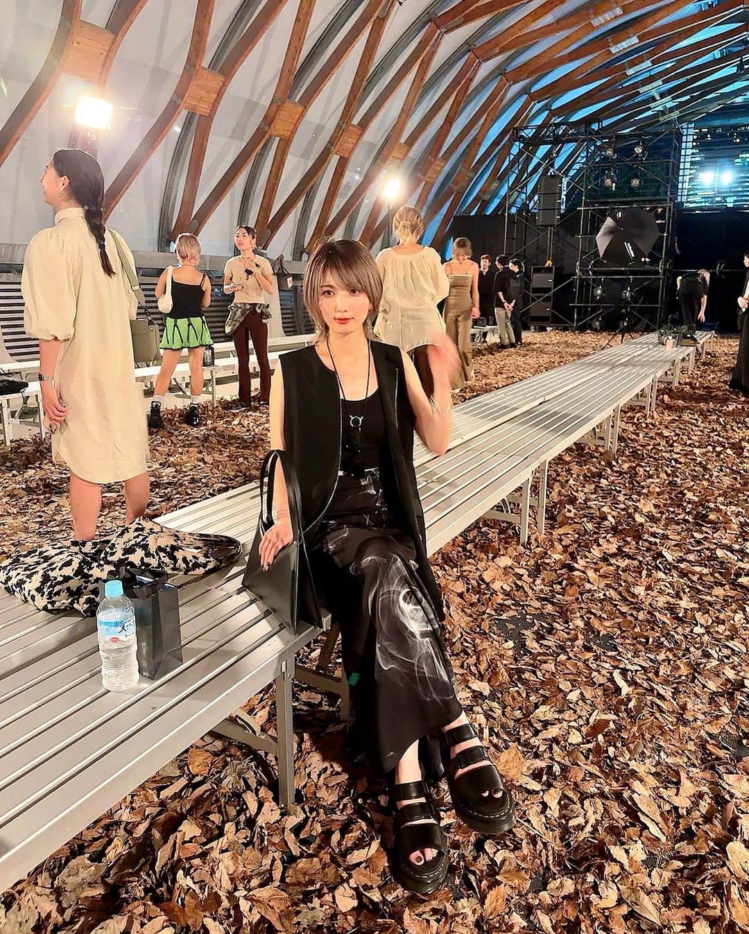 サキさんのインスタグラム写真 - (サキInstagram)「. @tiit_tokyo さんの24ss runwayにご招待いただきました。 来週もいくつかのブランドさんのショー見させていただく予定でとっても楽しみ。  Tops #ujoh Bottoms #amerivintage Shoes #drmartens Bag #mm6maisonmargiela sunglasses #olivergoldsmith」8月26日 19時13分 - saki.h912