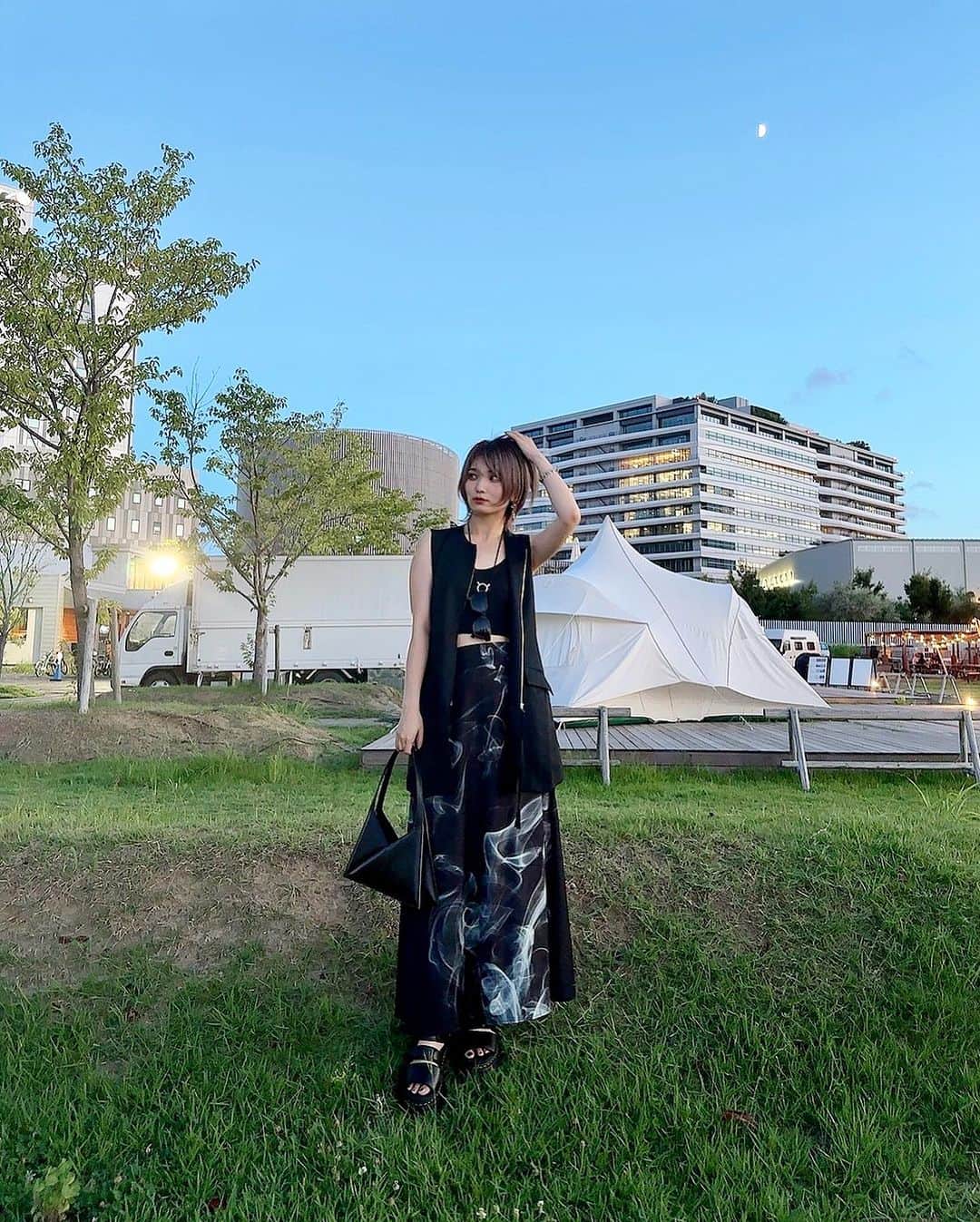 サキさんのインスタグラム写真 - (サキInstagram)「. @tiit_tokyo さんの24ss runwayにご招待いただきました。 来週もいくつかのブランドさんのショー見させていただく予定でとっても楽しみ。  Tops #ujoh Bottoms #amerivintage Shoes #drmartens Bag #mm6maisonmargiela sunglasses #olivergoldsmith」8月26日 19時13分 - saki.h912