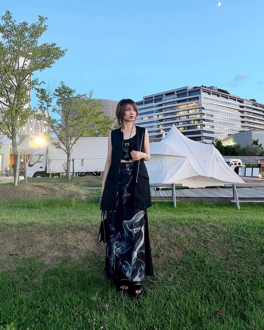 サキのインスタグラム：「. @tiit_tokyo さんの24ss runwayにご招待いただきました。 来週もいくつかのブランドさんのショー見させていただく予定でとっても楽しみ。  Tops #ujoh Bottoms #amerivintage Shoes #drmartens Bag #mm6maisonmargiela sunglasses #olivergoldsmith」
