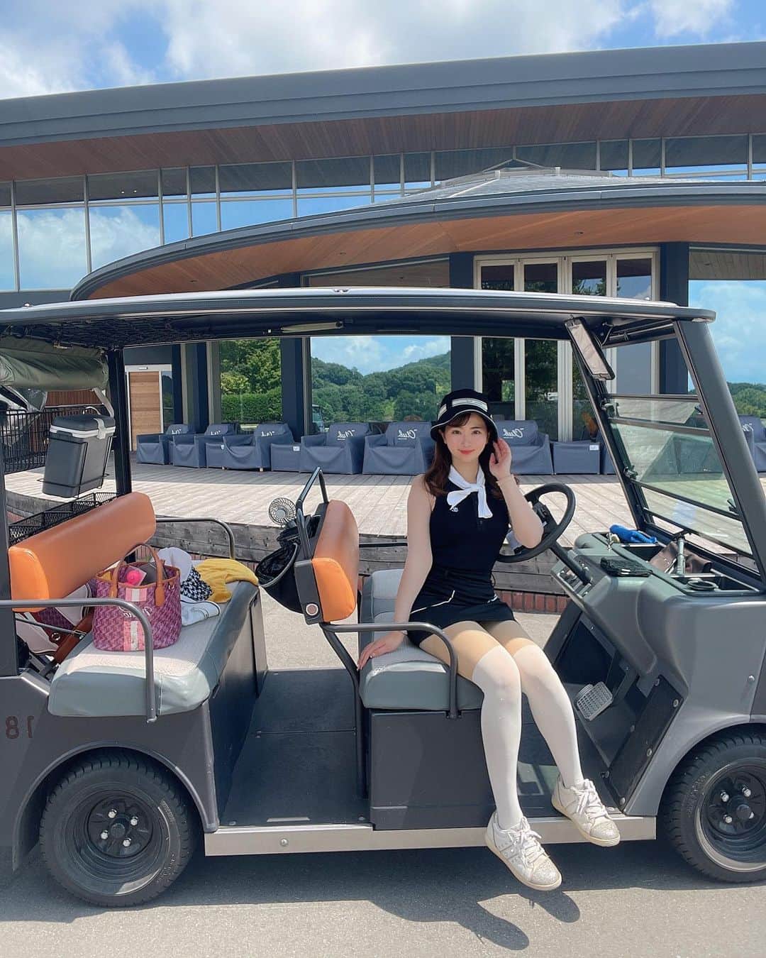 のインスタグラム：「𝑇𝐻𝐸 𝐶𝑙𝑢𝑏⛳️  お盆休みは群馬にも😘 大好きなゴルフ場♡ @the_club_golf_village に🎵  黒カートがかっこいいよね🖤 カートに合わせて黒コーデ🖤   👚 @fairliar_official   ゴルフ場とは思えない高級感の クラブハウスに素敵な朝食に 黒カートにお気に入りポイントが いっぱいで全てが最高すぎる🥰  ビジター利用は今年までだって 勘違い人がストーリーの反応で 多かったけど、今年度まで可能だよ🖤  私もまた行く予定が😘 楽しみだなぁー❤️  今日は今からナイターラウンド⛳️行こうと 思ってたんだけど雨なので練習行ってきまーす😘」