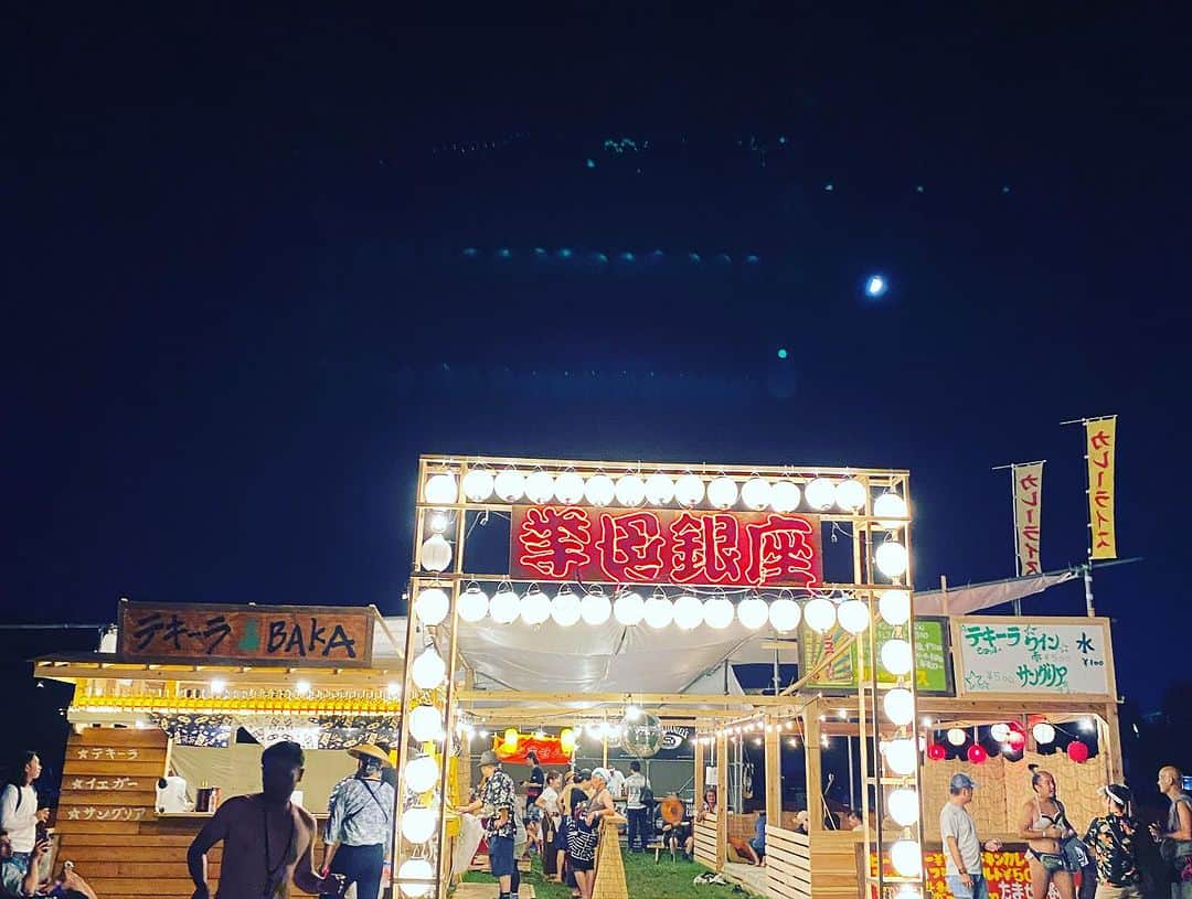 三谷晶子のインスタグラム：「夜もふけて橋の下にザギンが登場。  #橋の下音楽祭 #橋の下世界音楽祭」