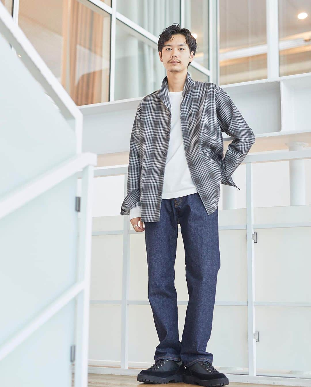 タケオ キクチのインスタグラム：「\Styling Snap/ 今すぐ欲しい秋アイテム  スタッフ厳選、着こなし術 ⁡ TAKEO KIKUCHI のスタッフが着こなす、秋の新作アイテム！  この秋オススメの最旬コーデをご紹介します。 ⁡ ⁡ BLOGはこちら☞ https://store.world.co.jp/s/brand/takeo-kikuchi/blog-detail/index.html?article_id=727051 ⁡ ⁡ ⁡ ⁡ #TAKEOKIKUCHI #SNAP #Autmun #Ombre #MensFashion #MensStyle #Knit #Shirt #タケオキクチ #スナップ #秋 #秋スタイル #オンブレ #シャツ #羽織 #ニット」