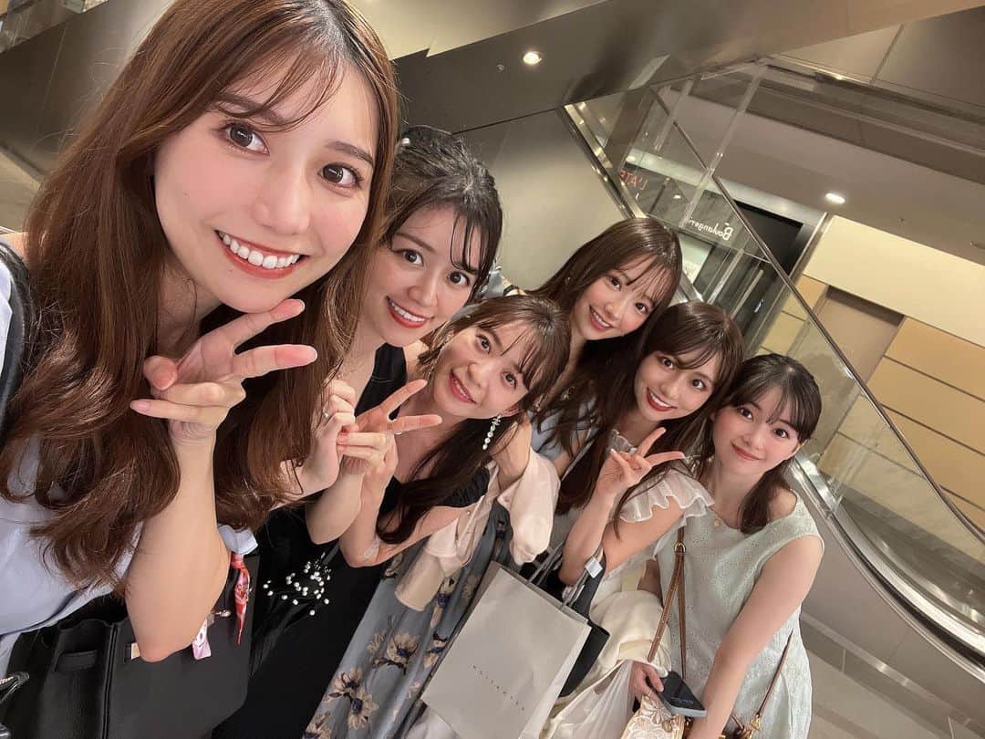 NAOのインスタグラム：「先日美容の女医さん同士で集まって女医会してました👩🏻‍⚕️ 皆さんお綺麗すぎて目の保養です😭✨  お互い切磋琢磨して、よりよい美容医療の提供のために情報交換しあってます😊  #美容医療 #美容外科 #美容外科医 #美容皮膚科 #美容皮膚科医 #女医 #女医会」