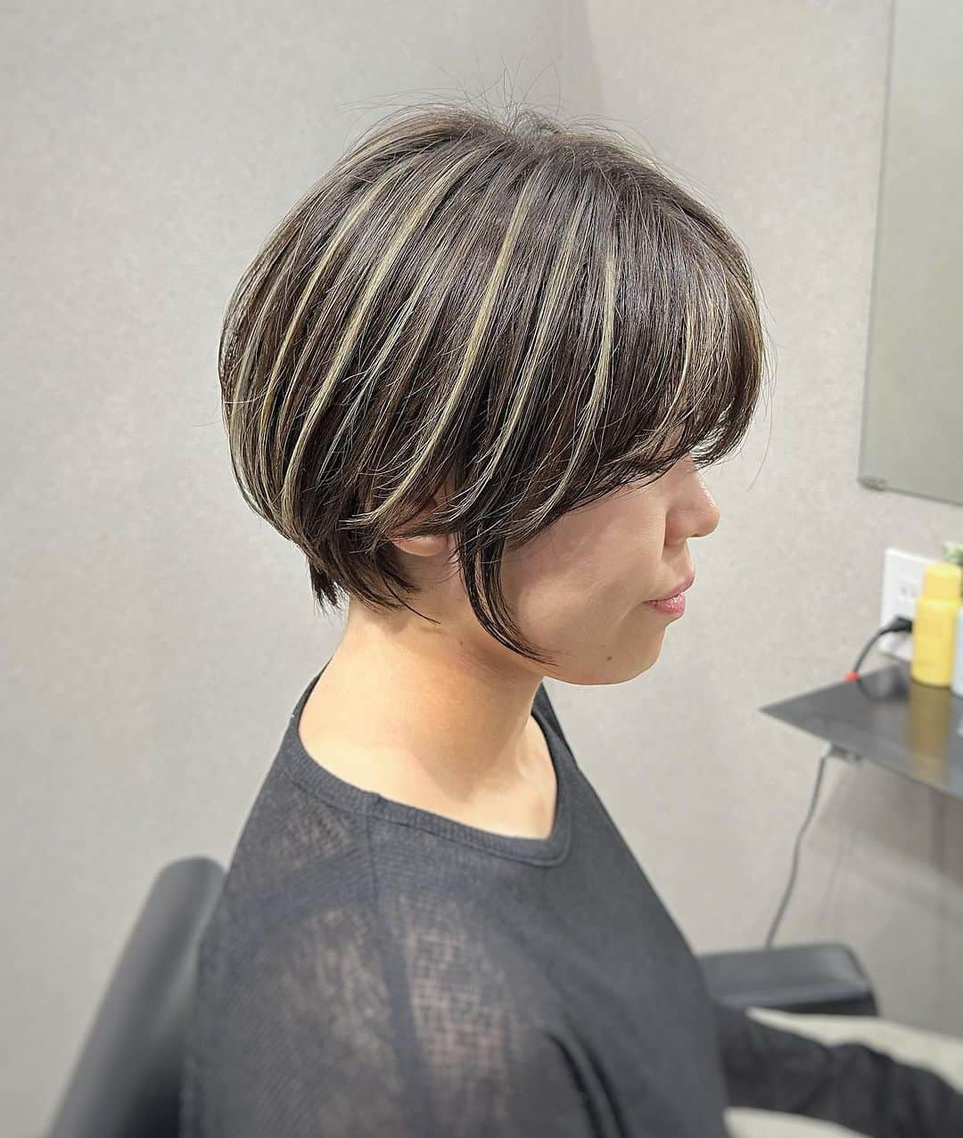 【高砂・美容師】平岡歩 ヘアアレンジ hairarrangeのインスタグラム：「姫路のハイライトカラー迷子を救う人🥇 平岡あゆみと申します🙇‍♂️ ハイライトカラーと白髪ぼかしハイライトを 専門的に行っております✨  ハイライトカラーや白髪にお悩みの方は是非 他の投稿もご覧下さい😊 他の投稿はこちら💁‍♀️【@ayumi_hiraoka 】  ご予約はLINE又はDMから承っております LINEはこちらのID検索お願い致します💁‍♀️【@183ihoos】  ⚠️ハイライトでこんな悩み、経験はございませんか？ ⁡ 😞ハイライトしたけどよくわからない 😞ハイライトが太すぎて虎柄みたいになった 😞ハイライトが白髪みたいになった 😞ハイライトが何故か思い通りになった事がない ⁡ これらのお悩みや失敗には全て理由があって、例えばよくわからないハイライトは、カラーを塗る際の塗り分けの仕方が間違っていたり、ハイライトが太いのはハイライトの入れ方に工夫がなかったり、僕自身もまだ経験が浅い頃全てを経験した事がありました（その頃お越し頂いてたお客様すみません🙏）ですが失敗を糧にお客様に必ず喜んで貰える様になりたいと、10年以上の美容師人生をかけ、その術を学び、考え、習得して参りました✨ ⁡ 他のハイライトカラーも是非ご覧下さい👇 @ayumi_hiraoka ⁡ ハイライトに挑戦したいけど綺麗になるのか不安と言う方、その不安は僕の前では絶対に安心に変わるので、お悩みの方は是非ご相談ください☺️ ⁡ ハイライトは特殊な技術故に誰でも出来る技術ではございません🙅‍♂️難しい技術で、お客様の現在の髪状態や施術履歴にも非常に影響されるので、先ずは一度予約ご相談用 LINEからご相談ください🙏 難しい技術の為、1度のご来店では出来ない場合もあります、その際はどうすれば出来る様になるのか計算してプランをお伝え致しますのでご安心ください🙇‍♂️ ⁡ が【ハイライトをお考えの方へ💇‍♀️✨】 ハイライトをする時は… ▶︎色味 グレーorグレージュorブラウンorベージュor暖色 ▶︎明るさはどのくらい 暗めor明るめor明るすぎず暗すぎず？ ▶︎ハイライトの太さのイメージ 太めor細め？ ▶︎どういうイメージにみられたい？ カジュアル系orギャル系？ この4つを元に選ぶと美容師さんにも伝わりやすので是非ご参考下さい💁‍♀️ 僕が担当させていただく場合はこの項目を元にしっかり安心できるカウンセリングをさせて頂いてから、施術に入るので初めての方も是非ご相談ください😊  詳しくはプロフィールURLの料金表ご覧下さい🙏 【兵庫県姫路市】 ▶︎平岡歩 @ayumi_hiraoka ＿＿＿＿＿＿＿＿＿＿＿＿＿＿＿＿＿＿＿＿＿＿＿ 今まで幸せにさせて頂いた方々の髪はこちら💁‍♀️ ⬇︎⬇︎⬇︎⬇︎⬇︎⬇︎⬇︎⬇︎⬇︎⬇︎⬇︎⬇︎⬇︎⬇︎⬇︎⬇︎⬇︎⬇︎ 《@ayumi_hiraoka》 ＿＿＿＿＿＿＿＿＿＿＿＿＿＿＿＿＿＿＿＿＿＿＿  @slash_lifedesignsalon  株式会社s.l.d  代表平岡歩  SLASHは今年3月に姫路大手前通りに出来た 新しいサロンです✨ ・半個室空間での完全マンツーマン施術 ・豊富なドリンクサービス ・姫路の人気店コラボの日替わり本格スイーツが楽しめる ・無料WiFiがある、充電できる ・待ち時間にサブスクが楽しめる ・思い出に残したくなるような店内 ・リラックスできる半個室のシャンプーブース ・本格的な撮影ブース完備 ・さまざまな最新、話題の美容商材を取り扱っているサロン ・トレンドのデザインを提供しているサロン  髪だけでなくサロンにいる間も楽しめる仕掛けを沢山ご用意しております✨是非旅行気分でお越しください✈️  ⁡ 【お店情報】 営業時間　10時〜20時ぐらい 住所　兵庫県姫路市西二階町121番地2階  【メニュー料金】 カット＋ハイライトカラー＋髪質改善トリートメント 26000〜 カット＋シングルカラー＋髪質改善トリートメント 18500〜 その他メニューはプロフィールのURLからご覧ください😊  【ご予約方法】 LINE 又はDMにて承っております✨ ・料金の事前提示 ・所要時間の事前提示 ・このカラーはどのメニュー選べばいい？ などお気軽にご相談下さい🙇‍♂️  ご予約はこちらのLINEからお願いします♪ LINE ID 【@183ihoos】 LINEのID検索より検索してください 最初の＠マークを忘れずに入れて下さい。 ご質問などはコメントでも可能です🙆‍♀️  #ハイライトカラー #白髪ぼかしカラー  #白髪ぼかしハイライト  #姫路美容室　#姫路美容院　#姫路ハイライトカラー #姫路ハイライト#ハイライトカラー姫路　#白髪活かしハイライト #コントラストハイライト　#シークレットハイライト」