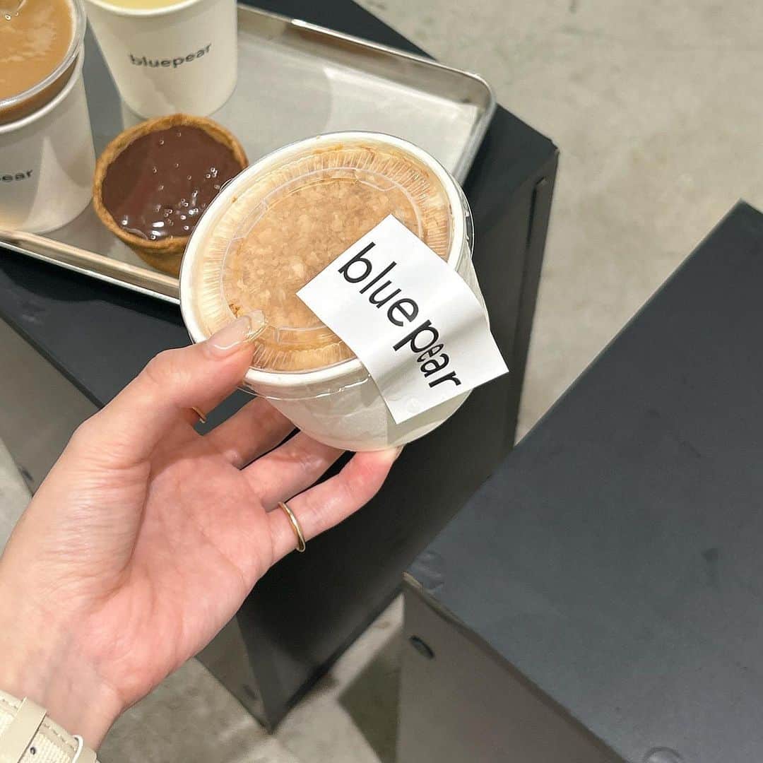 あみさんのインスタグラム写真 - (あみInstagram)「︴𝑜𝑠𝑎𝑘𝑎 𝑐𝑎𝑓𝑒 , 𝑏𝑙𝑢𝑒𝑝𝑒𝑎𝑟𝑝𝑖𝑒 𓂃𓈒𓏸   oder menu ☑︎chocolate pie ☑︎caramel nuts ice cream ☑︎latte ☑︎lemon ade  access 西大橋駅から徒歩7分  ずっと気になってた大阪カフェ🍨🫶🏻 とにかくめちゃくちゃ可愛い空間で最高だった .. 💭  ちょっと遅い時間に行ったからお目当てだった パイはなかったけどアイス美味しかったから良👀💗  チョコレートパイ中にもっちり濃厚な生クリームが たっぷりで本当にタイプ ...  大阪行ったらぜひ行ってみてほしいおすすめカフェだよ(　˙-˙　)♡ . . . #bluepear #bluepearpie #bluepearcoffeephoto #大阪カフェ #大阪観光 #関西カフェ #西大橋カフェ」8月26日 19時21分 - ami___nmo