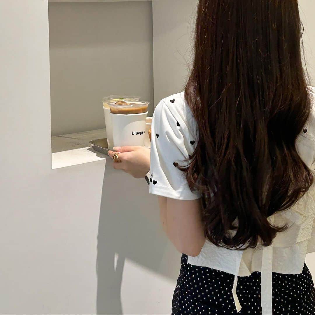あみさんのインスタグラム写真 - (あみInstagram)「︴𝑜𝑠𝑎𝑘𝑎 𝑐𝑎𝑓𝑒 , 𝑏𝑙𝑢𝑒𝑝𝑒𝑎𝑟𝑝𝑖𝑒 𓂃𓈒𓏸   oder menu ☑︎chocolate pie ☑︎caramel nuts ice cream ☑︎latte ☑︎lemon ade  access 西大橋駅から徒歩7分  ずっと気になってた大阪カフェ🍨🫶🏻 とにかくめちゃくちゃ可愛い空間で最高だった .. 💭  ちょっと遅い時間に行ったからお目当てだった パイはなかったけどアイス美味しかったから良👀💗  チョコレートパイ中にもっちり濃厚な生クリームが たっぷりで本当にタイプ ...  大阪行ったらぜひ行ってみてほしいおすすめカフェだよ(　˙-˙　)♡ . . . #bluepear #bluepearpie #bluepearcoffeephoto #大阪カフェ #大阪観光 #関西カフェ #西大橋カフェ」8月26日 19時21分 - ami___nmo