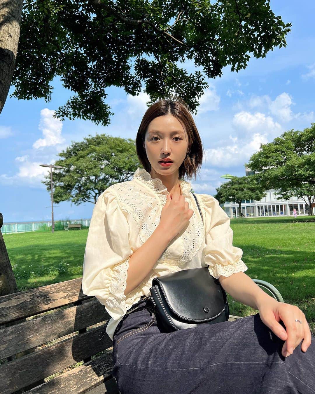 今田美奈のインスタグラム：「. 一目惚れブラウス🤍𓍯 ふらっと寄ってみた古着屋さんで出会った👀✨ この日、めっちゃ良い天気だったけどこの後ゲリラ豪雨が来たよ😂」