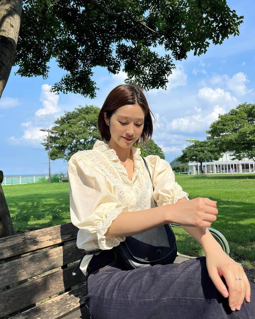 今田美奈さんのインスタグラム写真 - (今田美奈Instagram)「. 一目惚れブラウス🤍𓍯 ふらっと寄ってみた古着屋さんで出会った👀✨ この日、めっちゃ良い天気だったけどこの後ゲリラ豪雨が来たよ😂」8月26日 19時21分 - _minaimd.j_