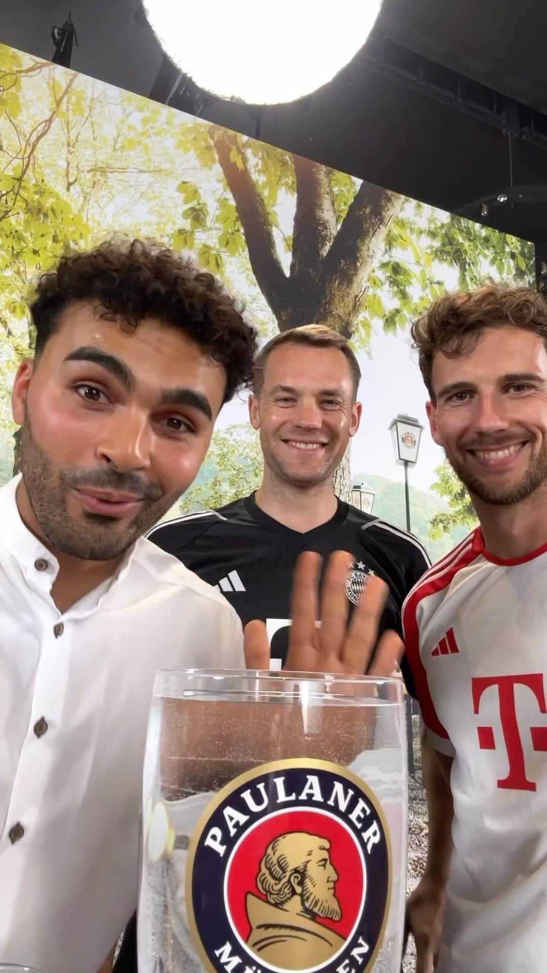 マヌエル・ノイアーのインスタグラム：「Water-Challange with @manuelneuer @leon_goretzka @youneszarou #yzfamily」