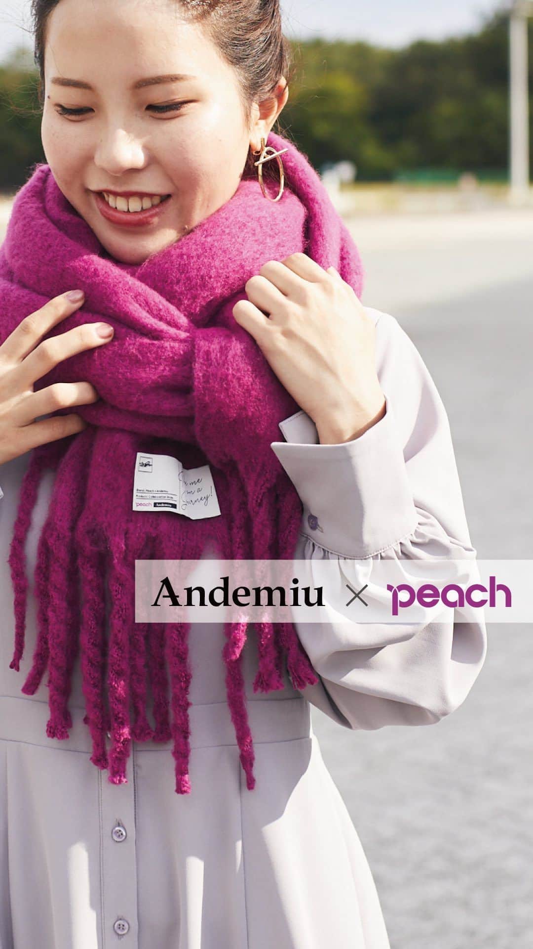 ピーチ・アビエーションのインスタグラム：「＼アパレルブランド「Andemiu（アンデミュウ）」とのコラボグッズが登場／   「Andemiu（アンデミュウ）」さん @andemiu_official の10周年企画として、Peachは7月よりコラボを開始！ 客室乗務員10名がアンバサダーに就任し、ファッションを通じて旅や日常を彩るライフスタイルを提案しています。  今回は、客室乗務員のアイディアを盛り込んだ秋旅にぴったりのコラボアイテムを8/25に発売！  ストールは秋冬の旅のお供に、ブローチは男女ともにお使いいただけるデザインです。 旅先からの絵葉書をイメージしたタグや台紙も素敵なんです♪  ご自分用に、大切な方へのギフトに。ぜひチェックしてくださいね👀✨   ①  Peach×Andemiu　Wネームストール　Fuchsia/Deep Blue/Cloud Ivory オンラインのみ4,400円 ②  Peach×Andemiu　ニュアンスメタルブローチ GOLD/SILVER オンライン・国内線2,200円 　国際線 2,000円  ①はPEACH SHOP ONLINE、②はPEACH SHOP ONLINEと機内でお買い求めいただけます。」
