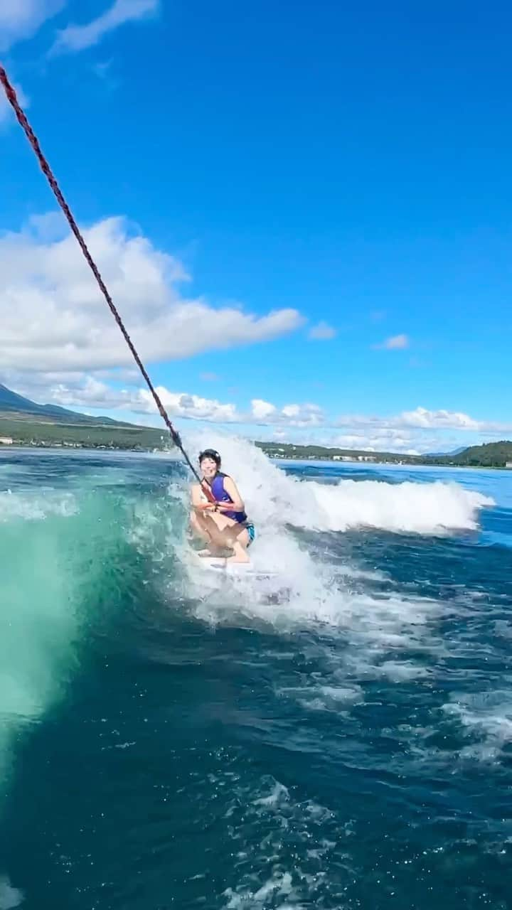 りほのインスタグラム：「山中湖のガクロクマリンでマリンスポーツ！❤️🏄 夏はやっぱり水に入りたくなっちゃう🤭  大きい船だと他の船のローラーがえぐいっ🤣笑 タイミングよくローラーきたー🤣板の上から落ちないように必死😂これはこれでまたアトラクションみたいな感じだった💕🤭  この日は富士山は雲でかくれんぼしてました😆🗻  海と違って湖はべたべたしないから上がった後も楽ちんで気持ちいいの😍やったことない人でもスタッフさんちゃんと教えてくれるからやってみたいけどまだチャレンジ出来てないって人はぜひチャレンジしてみてーっ💕😊  @gakuroku_marine  @activityplus_insta   #ウェイクサーフィン　#surfing #サーフィン　#サーファー　#surfer #surfgirl #ウェイク　#wakesurfing #wakesurfer #アウトドア #fujisan #outdoorlife #outdoor #outdoorgirl #summer #ウェイクボード　#wakeboard #波乗り　#健康美　#surfinglife #サーフィン女子 #マリンスポーツ #marinesports #marinegirlfriend #summervacation #水着　#ビキニ #bikini #スポーツ女子 #sportsgirl」