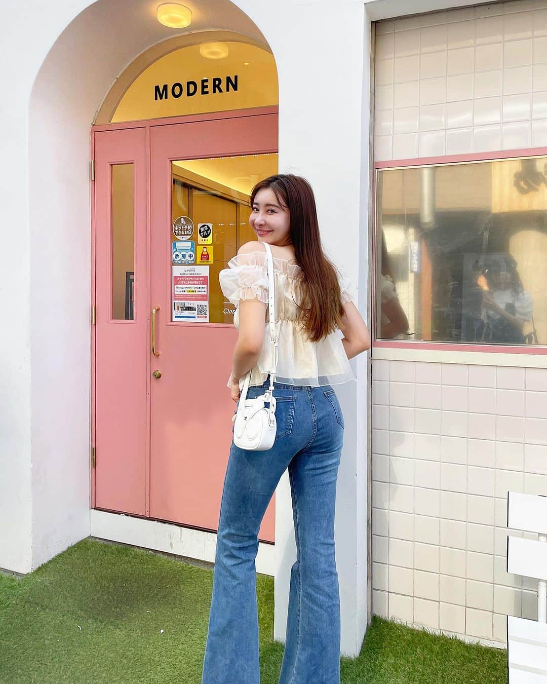 関綾乃さんのインスタグラム写真 - (関綾乃Instagram)「新大久保にあるおしゃれな外観の韓国料理店『モダン韓食堂』にひこのと行ってきたよ🥰 ・ ・ 店内も可愛くて映えてたよ🐶 ・ ・ ここのお店はチュクミとかサムギョプサルが美味しくて有名なの🤤 ・ ・ チュクミまだ食べたことないから次回食べてみたいな💕（辛いの苦手だけど🥵笑） ・ ・ TOPS→Ritomo De Ricco PANTS→SHEIN 🆔 2714778 BAG→Courrèges ・ ・ 🩵SHEIN🩵 クーポンコード【B2SJP017】 9月30日まで お買い上げ金額1～5,999円までは15%OFF、6000円以上は20%OFFになります❣️ たくさん使ってね✨ ・ ・ #SHEINforAll #SHEINmusicfest #SHEINpartner #ad #shein購入品 #sheinコーデ　#韓国ファッション #韓国通販#韓国通販サイト#韓国コスメ #韓国すきな人と繋がりたい #カフェ巡り#新大久保#新大久保カフェ#モダン韓食堂 #モダン韓食堂新大久保店 #チュクミ#新大久保グルメ #新大久保チュクミ #新大久保ランチ#新大久保食べ歩き #新大久保newopen#韓国カフェ#韓国風カフェ#福岡インスタグラマー#福岡インフルエンサー」8月26日 19時20分 - ayano_1220