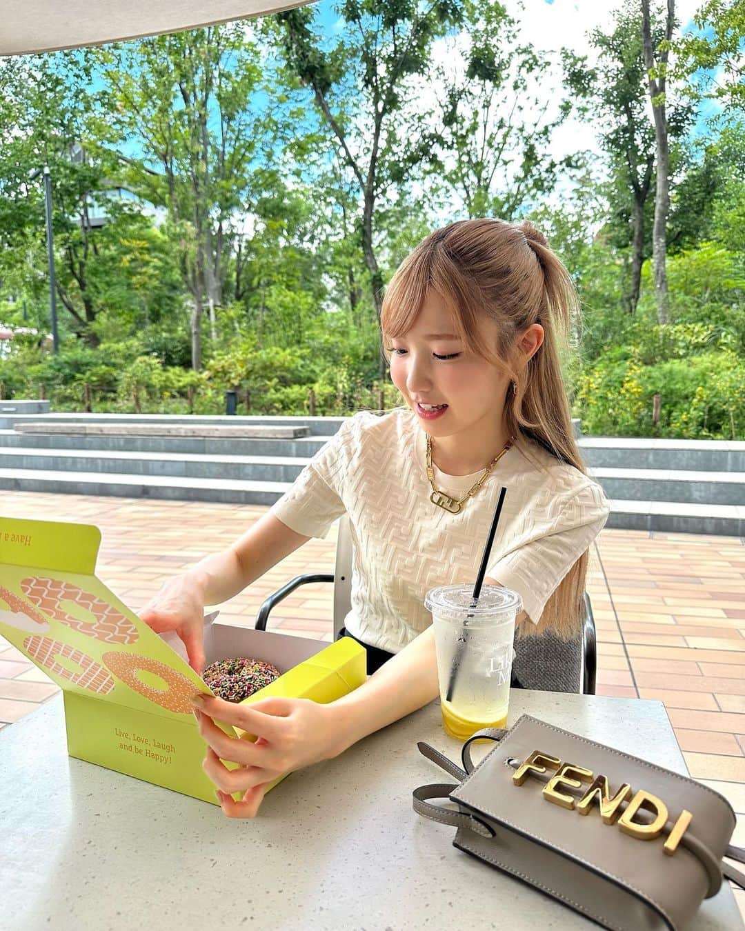 のインスタグラム：「.  🍋🍩🍃  ひさしぶりにコーヒー以外のドリンクを飲んだ日🥤  @fendi  #FENDI #pr」