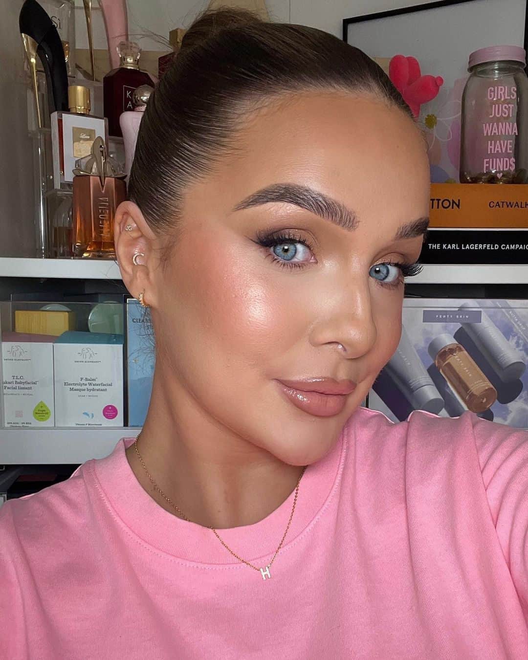 Anastasia Beverly Hillsさんのインスタグラム写真 - (Anastasia Beverly HillsInstagram)「@helenwillismakeup (she/her) serving bronzed baddie vibes with Cream Bronzer in Amber and Lip Liner in Mocha ☀️💫  LAST DAY to GTL @ultabeauty and get 5X points with your ABH purchase! 🏃🏾‍♀️  #AnastasiaBeverlyHills #ABHLips」8月26日 20時00分 - anastasiabeverlyhills
