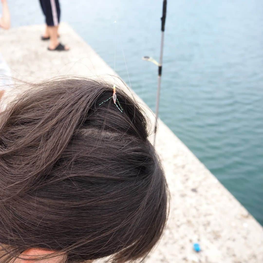 Kuboi Ayumiさんのインスタグラム写真 - (Kuboi AyumiInstagram)「海風が強かったのですが、海で釣りに挑戦！  娘たちははじめての釣りだったので、ドキドキで 最初はパパやじいじと一緒に恐るおそるでしたが いつの間にかまきえをしたり、竿もひとりで持って釣りを楽しむように。 地球をつりあげそうになったり、髪の毛にルアーが絡まるというハプニングもありましたが、それもいい想い出。  最後はじいじの船にものせてもらって、海を満喫してきました。 アジなどが連れたので、ばあばにさばいてもらって新鮮なお刺身を食べたりと食育にもなったかな。  私はというと、はじめ大量のフナムシがサ～ッと動くたびに、いちいちビビッてしまったのですが、 娘たちはたくましくて、正直ついていくのに必死でした。  ○+●+○+●+○+●+○+●+○+●+○+●+○+●  @himekagami　←　check♡  おうちごはん が楽しくなるお取り寄せグルメ や 簡単＆時短ごはん、育児情報など発信中！ 投稿が気に入ったら保存&フォローしていただけるとうれしいです。 いつもありがとうございます(^^)  ○+●+○+●+○+●+○+●+○+●+○+●+○+●  #佐賀 #saga #佐賀県 #佐賀観光 #佐賀旅行 #唐津 #唐津市 #九州旅行 #九州 #九州観光  #子連れ旅行 #釣り  #フィッシング　#fishing #ルアー」8月26日 19時23分 - himekagami