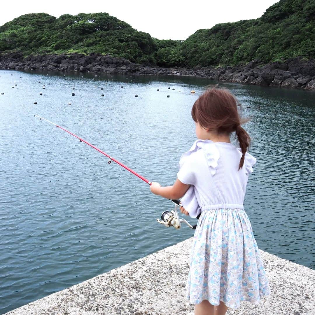 Kuboi Ayumiさんのインスタグラム写真 - (Kuboi AyumiInstagram)「海風が強かったのですが、海で釣りに挑戦！  娘たちははじめての釣りだったので、ドキドキで 最初はパパやじいじと一緒に恐るおそるでしたが いつの間にかまきえをしたり、竿もひとりで持って釣りを楽しむように。 地球をつりあげそうになったり、髪の毛にルアーが絡まるというハプニングもありましたが、それもいい想い出。  最後はじいじの船にものせてもらって、海を満喫してきました。 アジなどが連れたので、ばあばにさばいてもらって新鮮なお刺身を食べたりと食育にもなったかな。  私はというと、はじめ大量のフナムシがサ～ッと動くたびに、いちいちビビッてしまったのですが、 娘たちはたくましくて、正直ついていくのに必死でした。  ○+●+○+●+○+●+○+●+○+●+○+●+○+●  @himekagami　←　check♡  おうちごはん が楽しくなるお取り寄せグルメ や 簡単＆時短ごはん、育児情報など発信中！ 投稿が気に入ったら保存&フォローしていただけるとうれしいです。 いつもありがとうございます(^^)  ○+●+○+●+○+●+○+●+○+●+○+●+○+●  #佐賀 #saga #佐賀県 #佐賀観光 #佐賀旅行 #唐津 #唐津市 #九州旅行 #九州 #九州観光  #子連れ旅行 #釣り  #フィッシング　#fishing #ルアー」8月26日 19時23分 - himekagami