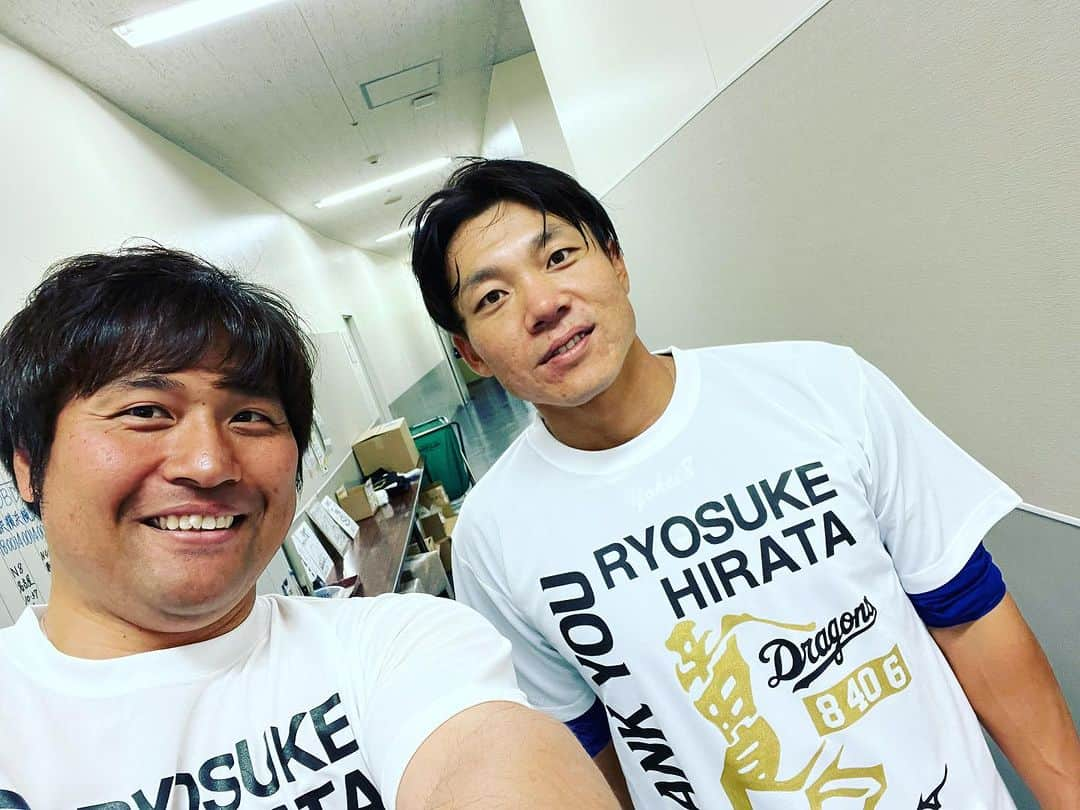 平田良介のインスタグラム：「#平田良介　#大島洋平　#中日ドラゴンズ #2000本安打  大島さん2000本安打おめでとうございます🎉  現場にいれなかったので次の2500本の時は観に行きたいのでそれまで現役で続けてて下さいね☺️笑」