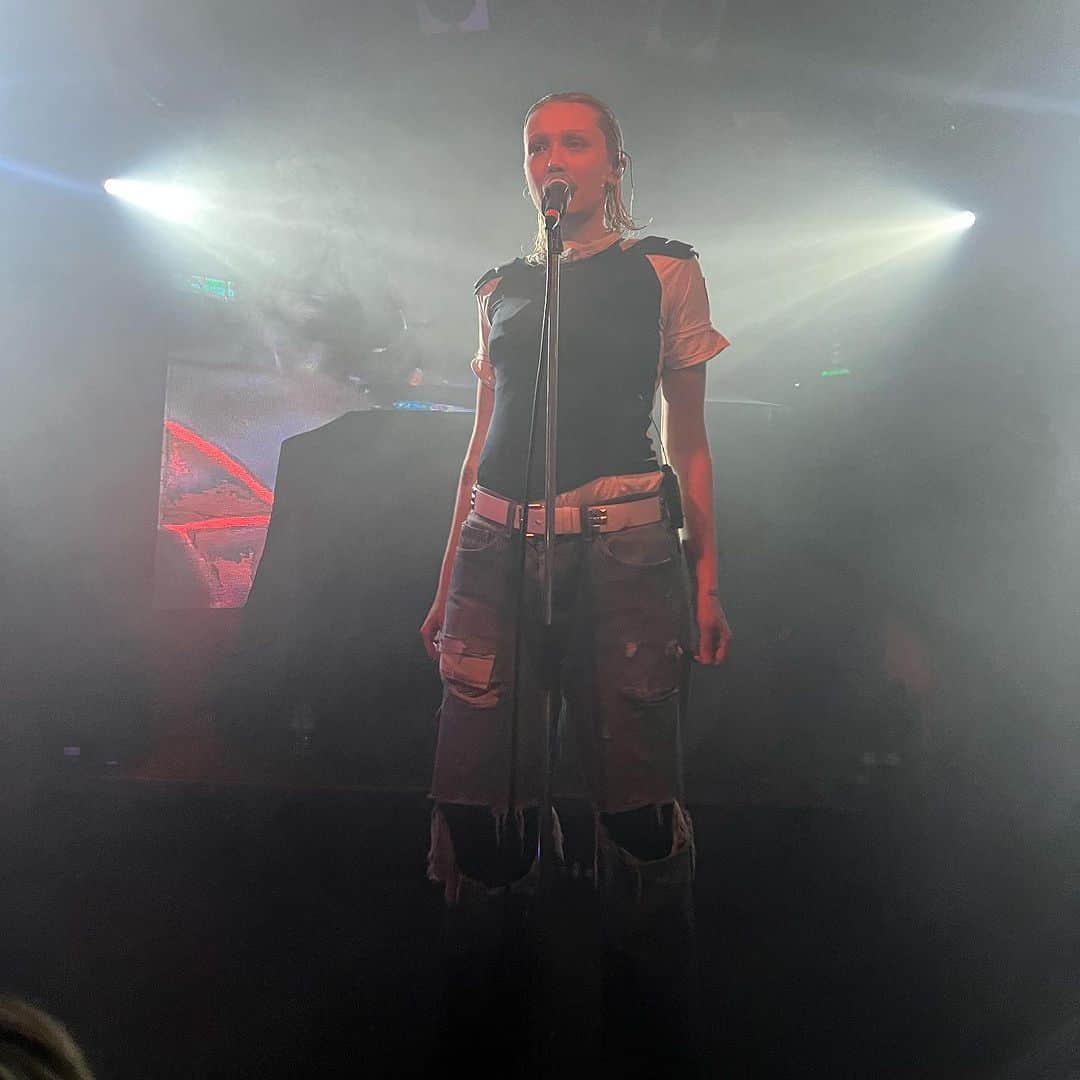 ケイリン・ルッソのインスタグラム：「🤍 2 more shows 🤍」