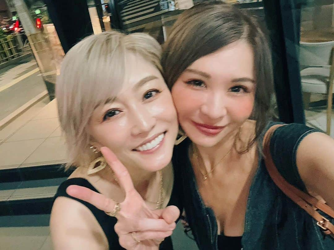 杏さゆりさんのインスタグラム写真 - (杏さゆりInstagram)「持つべきは友🤍🤍🤍 . Friends are what you need 🤍🤍🤍 . #持つべきは友 #杏さゆり #SayuriAnzu」8月26日 19時25分 - anzu_sayuri_official