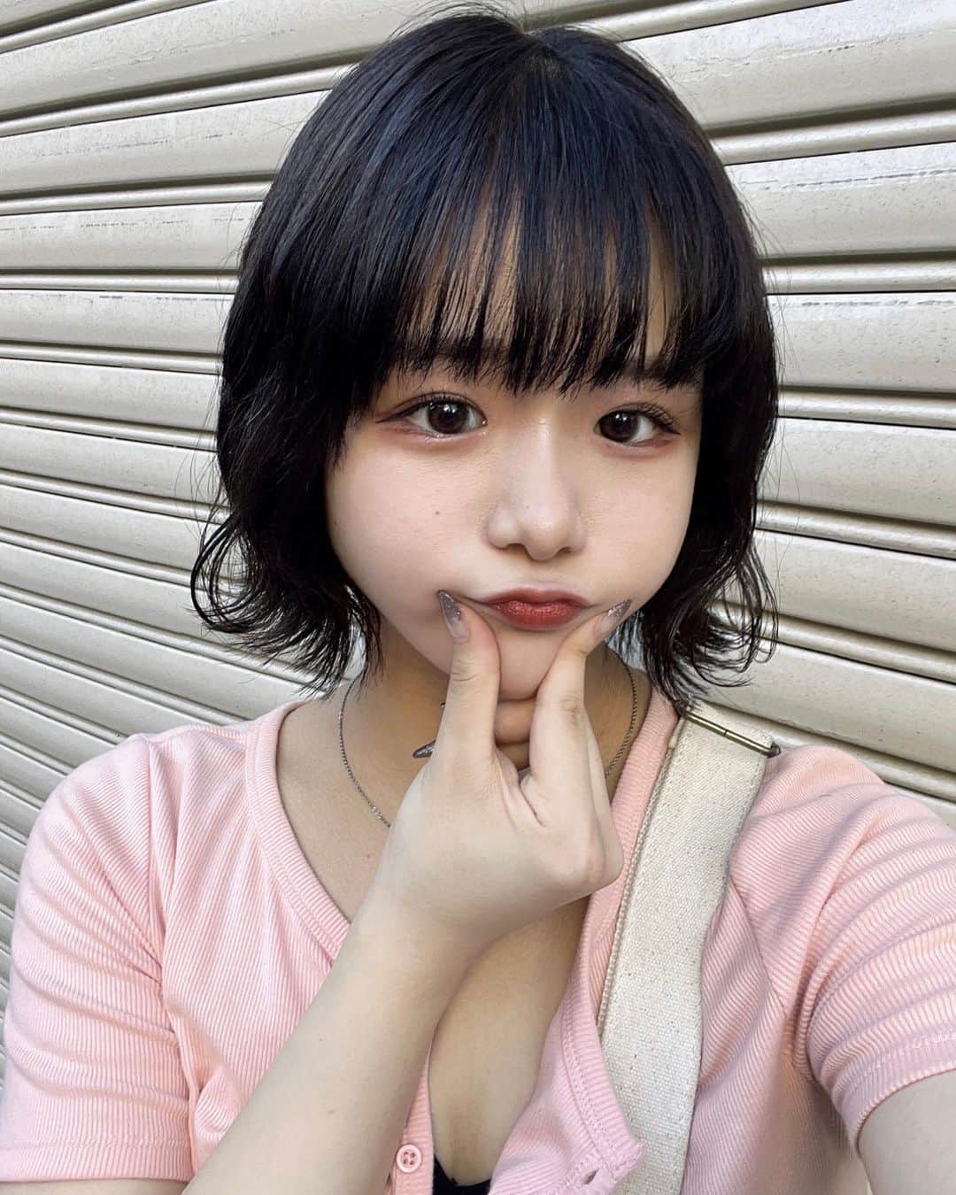 吉屋すえかのインスタグラム：「🍎🍎🍎 そめた ・ #ボブアレンジ #ボブ #これ #何色か #わかんない」