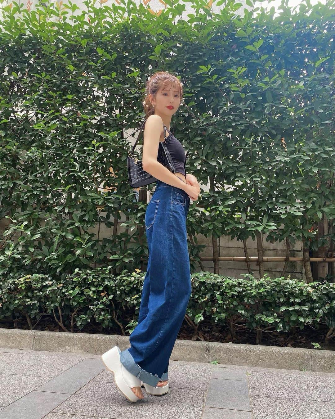 谷川愛梨のインスタグラム：「: パンツコーデ👖❤︎  先日 @unelimit_official さんでお肌のケア🫧 その日の状態を見てケアしてもらってるよ♪ 担当して下さってる @unelimit_cobo さんが 美容にめちゃくちゃ詳しくて、気になる事 沢山教えてくれて凄く勉強になるのです🧚‍♀️  ボディケアでは、月1で @mi_amore.roppongiさんに通ってます🧸🎀 施術中はいつも女子トークで盛り上がってる〜🤭💖 楽しくお話しているうちに、気付いたら終わってて 体がめちゃくちゃ軽くなってるから嬉しい😭 わたしの月1の楽しみ☺️🫶  #ootd」