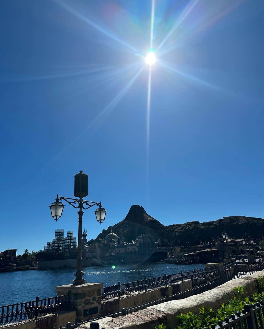 冨張愛さんのインスタグラム写真 - (冨張愛Instagram)「Disney Sea⚓︎ 毎週来たいです🙋‍♀️ 質問頂いたお洋服やネックレスタグ付しました☑︎」8月26日 19時28分 - megumitomihari