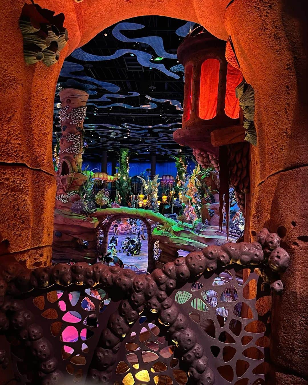 冨張愛さんのインスタグラム写真 - (冨張愛Instagram)「Disney Sea⚓︎ 毎週来たいです🙋‍♀️ 質問頂いたお洋服やネックレスタグ付しました☑︎」8月26日 19時28分 - megumitomihari