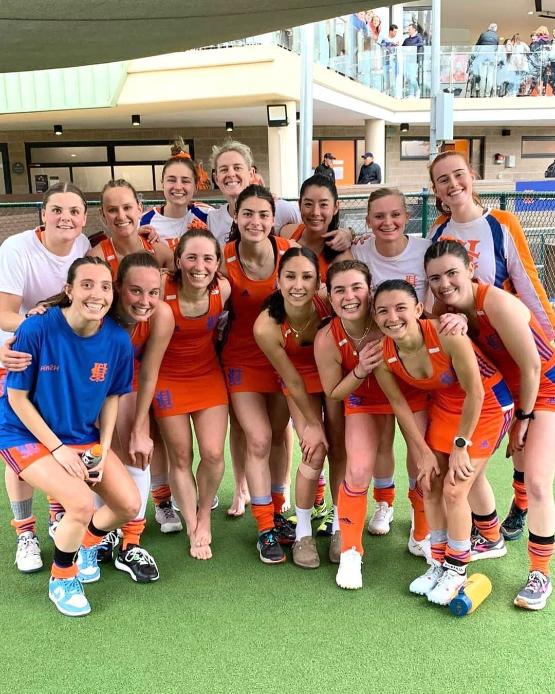 湯田葉月のインスタグラム：「Great game today girls! Genuinely so proud of this team. YES, I’m already in bed. Maybe I ran too much at the ball girl yesterday? 👧🏽😂 よーし、1つ勝ち〜！次は準決勝！ 本当最後までみんなで頑張ったいい試合だった！🧡🚀🔆💙 #melbourne #vichockey #hockey #camberwell #gowallers」