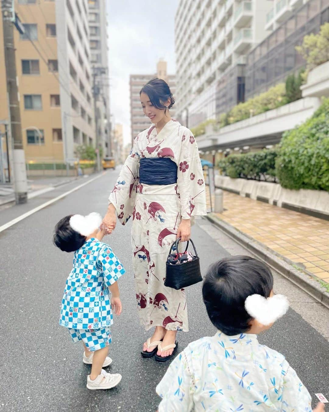 越馬千春さんのインスタグラム写真 - (越馬千春Instagram)「. 夏終わるね〜🌻🍉 あと一踏ん張り‼️👦🏻👦🏻  初めての屋形船に乗った日🛥️🤍 またこの日のことは書きます📝  バチェラー見終わって🌹🥰 色んな人と話したい欲がふつふつ☜  #浴衣#浴衣2023#浴衣女子会#夏祭り#浴衣コーデ#浴衣ヘア#浴衣ヘアアレンジ#夏休み#男の子ママ#👩🏻#ママライフ#ママ#育児日記#年子育児#年子兄弟#年子兄弟#4歳男の子#2歳男の子」8月26日 19時31分 - chiharukoshiba