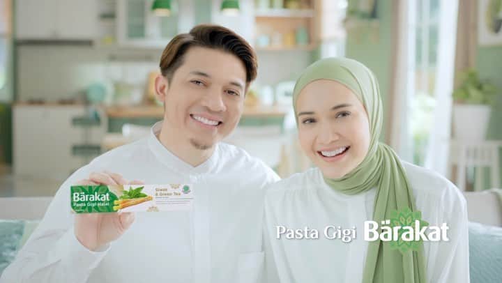 Zaskia Sungkarのインスタグラム：「Alhamdulillah Senangnya bisa bergabung di keluarga @barakat_id  😍 siapa yang udah coba @barakat_id ?  Ada yang mau dikirimin parcel barakat? Cungg👆🏻」