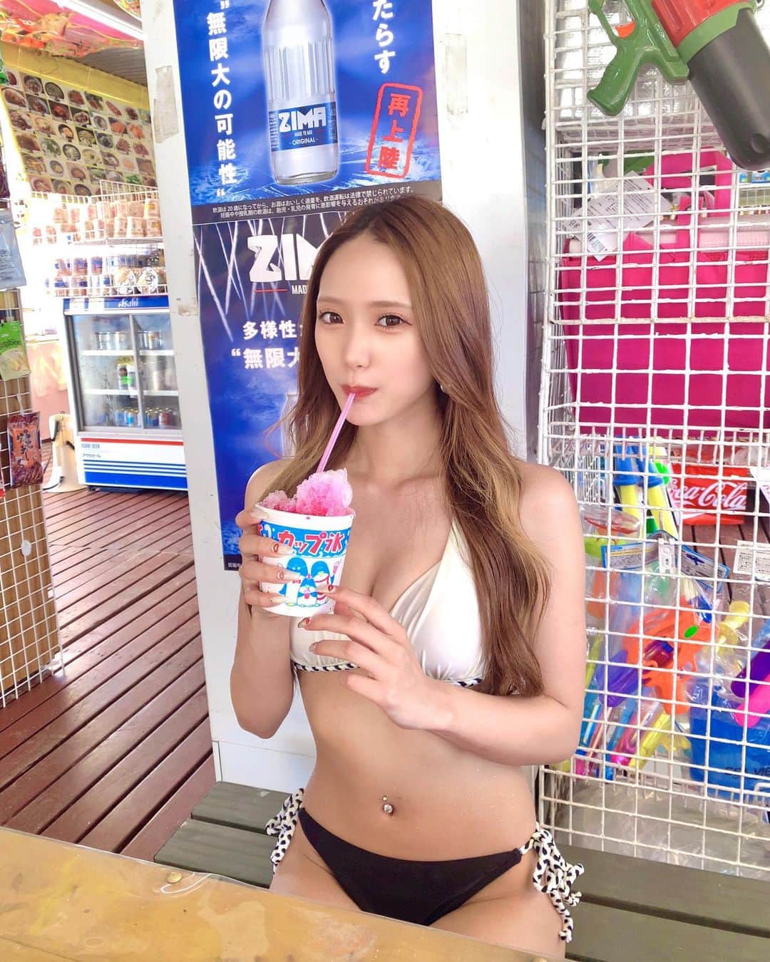 沙季のインスタグラム：「🎐꒰ ᐢ- ̫-ᐢ ꒱🍧  今年海2回くらいしか いかなかったな〜  #海 #水晶浜 #水晶浜海水浴場 #海水浴 #海水浴場」