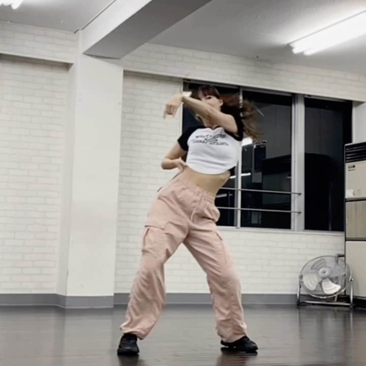 kikumi0823のインスタグラム：「🎧TGIF 🧠choreo by me  生意気でやんちゃな女の子イメージして作ってみた振り🛼💫🚀 8人構成で作品にしちゃう🪐」