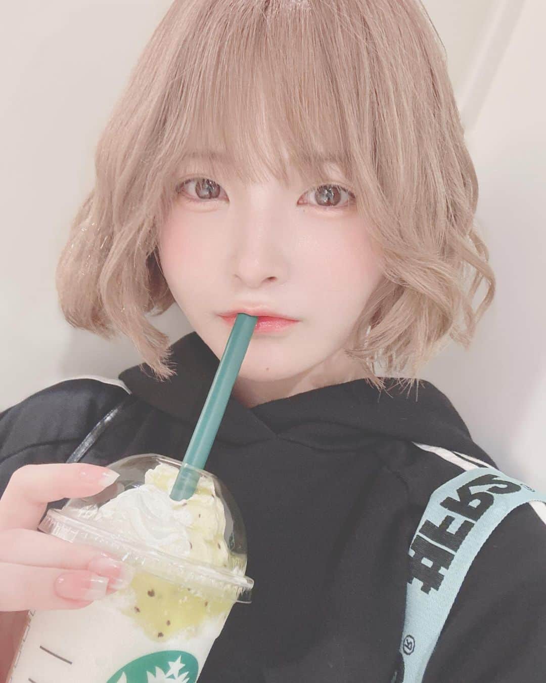 ひっそりゆうみのインスタグラム：「🥝  .  スタバの新作のキウイ(?) めちゃくちゃ美味しかった。 もういっかい絶対のむ。」