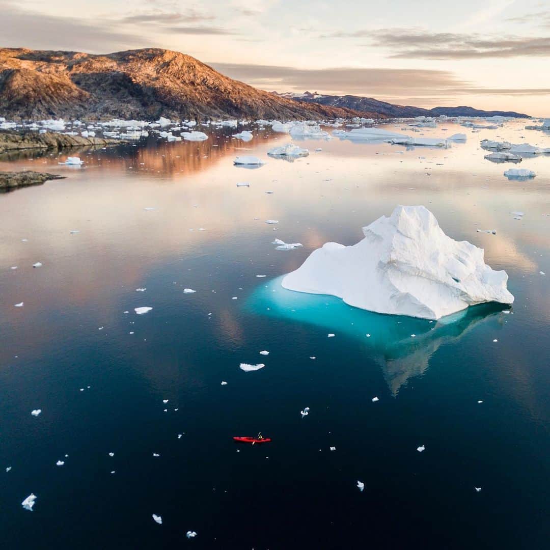 クリス・バーカードのインスタグラム：「I’ve heard that we know more about outer space than we do about the depths of our own ocean, but both give out a notable sense of infinity and mystery that draw the eye and human curiosity. Greenland 2017, I hosted a workshop sailing among the icebergs floating in dark seas not unlike stars marking the night sky. Wild places like these tend to serve as a reminder that there is a world & universe much bigger than ourselves and we are sometimes fortunate to walk (or sail) in places relatively untouched & influenced by humans.  @dbjourney」