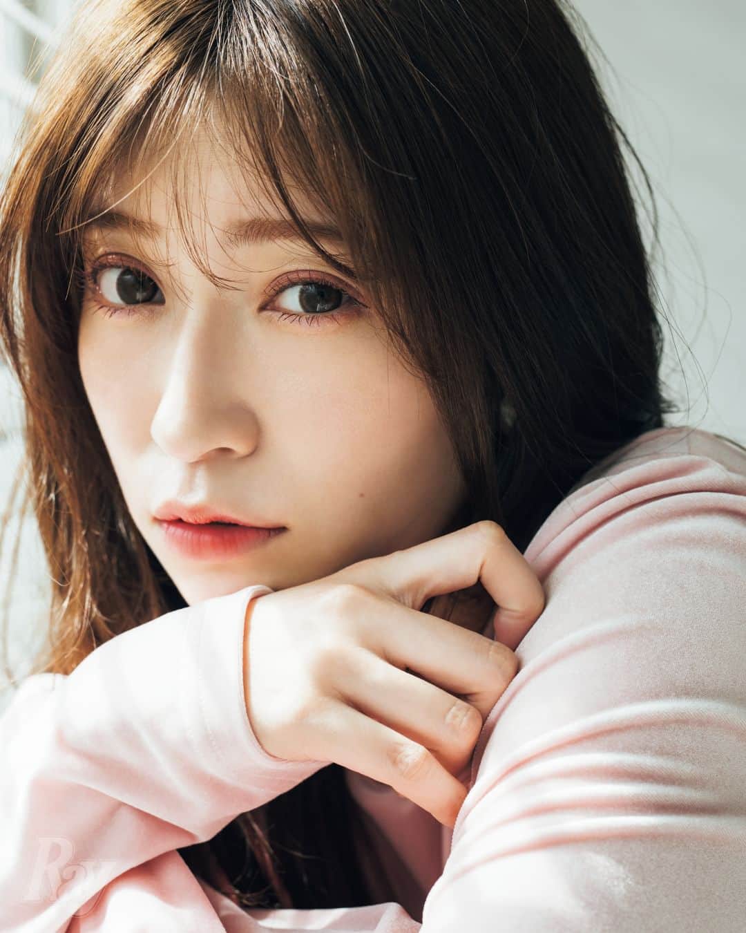 Rayのインスタグラム：「ベリーピンクの目元がかわいすぎるアカリン🍓💓 デートで男のコから告白を誘う「告らせがお」なメイクです✨🥺  現在発売中の #Ray10月号 では 気になる彼との仲を、この秋こそ一歩進めたい！と思う女子たちのために 「ここぞ！」というデートの日に 勝負服のように、絶対的にかわいくなれる 「勝負がお」をご紹介しています！💞 ぜひ書店でチェックしてください☺️  【使用アイテム】 ブルームクチュール アイズ ジュエルドブーケ 04 6,380円／ジルスチュアート　ビューティ ケイト スーパーシャープライナー EX3.0 EX-1 1,320円（編集部調べ）／カネボウ化粧（限定）　 ニュアンスカラーマスカラ 01 561円／セザンヌ化粧品 メルティシマー ブラッシュ 01 2,860円／ジルスチュアート　ビューティ デイジーク クリームドゥバターティント 04 1,650円／ WONDER LINE　 . . . . . . Ray 10月号 (8月23日発売) 企画名：これが私の勝負がお モデル：​​#吉田朱里（ @_yoshida_akari ）  #Ray #Ray専属モデル #rayトレンド #ぷりかわ #ぷりかわ女子 #コスメ #ピンクコスメ #ピンクメイク #まつ毛 #マスカラ #セザンヌ #アイメイク #jillstuartbeauty」