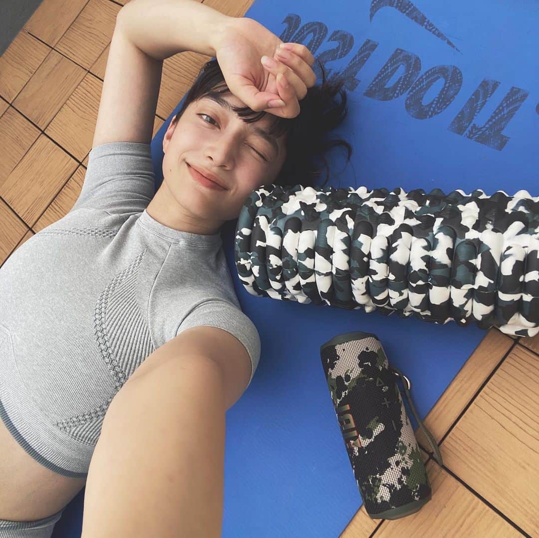 のインスタグラム：「変わらず何かを続けること 年々難しくなるーー。  例えば 大切な人たちとの関係を保つこと 趣味や体づくりを ルーティンにすること 同じ仕事を続けること 同じ場所に住み続けること 部屋をきれいに保つこと 前に進む気持ちでいないと、保てない！  興味のある物事も、アンテナを張って自分から情報を受け取りに行かないと、気がついた時には、後退している。。  新しい物事に目移りしていくのは意外と簡単なことかも？ 続けることこそ 成長していけるキッカケかー  飽き性であれこれやってきたから、最近は小さなルーティンを作って。無理しなくていいように 効率的に、ある程度雑にでも 続けることを大事に！  ヨガ、ストレッチ サボらず頑張ります🧖🏻‍♀️  Just do it!!!」