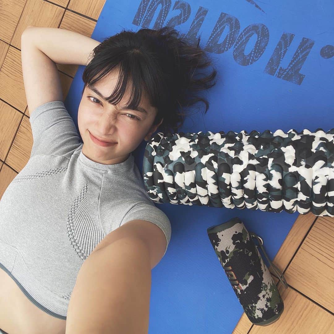 高瀬真奈さんのインスタグラム写真 - (高瀬真奈Instagram)「変わらず何かを続けること 年々難しくなるーー。  例えば 大切な人たちとの関係を保つこと 趣味や体づくりを ルーティンにすること 同じ仕事を続けること 同じ場所に住み続けること 部屋をきれいに保つこと 前に進む気持ちでいないと、保てない！  興味のある物事も、アンテナを張って自分から情報を受け取りに行かないと、気がついた時には、後退している。。  新しい物事に目移りしていくのは意外と簡単なことかも？ 続けることこそ 成長していけるキッカケかー  飽き性であれこれやってきたから、最近は小さなルーティンを作って。無理しなくていいように 効率的に、ある程度雑にでも 続けることを大事に！  ヨガ、ストレッチ サボらず頑張ります🧖🏻‍♀️  Just do it!!!」8月26日 19時43分 - manatakase_